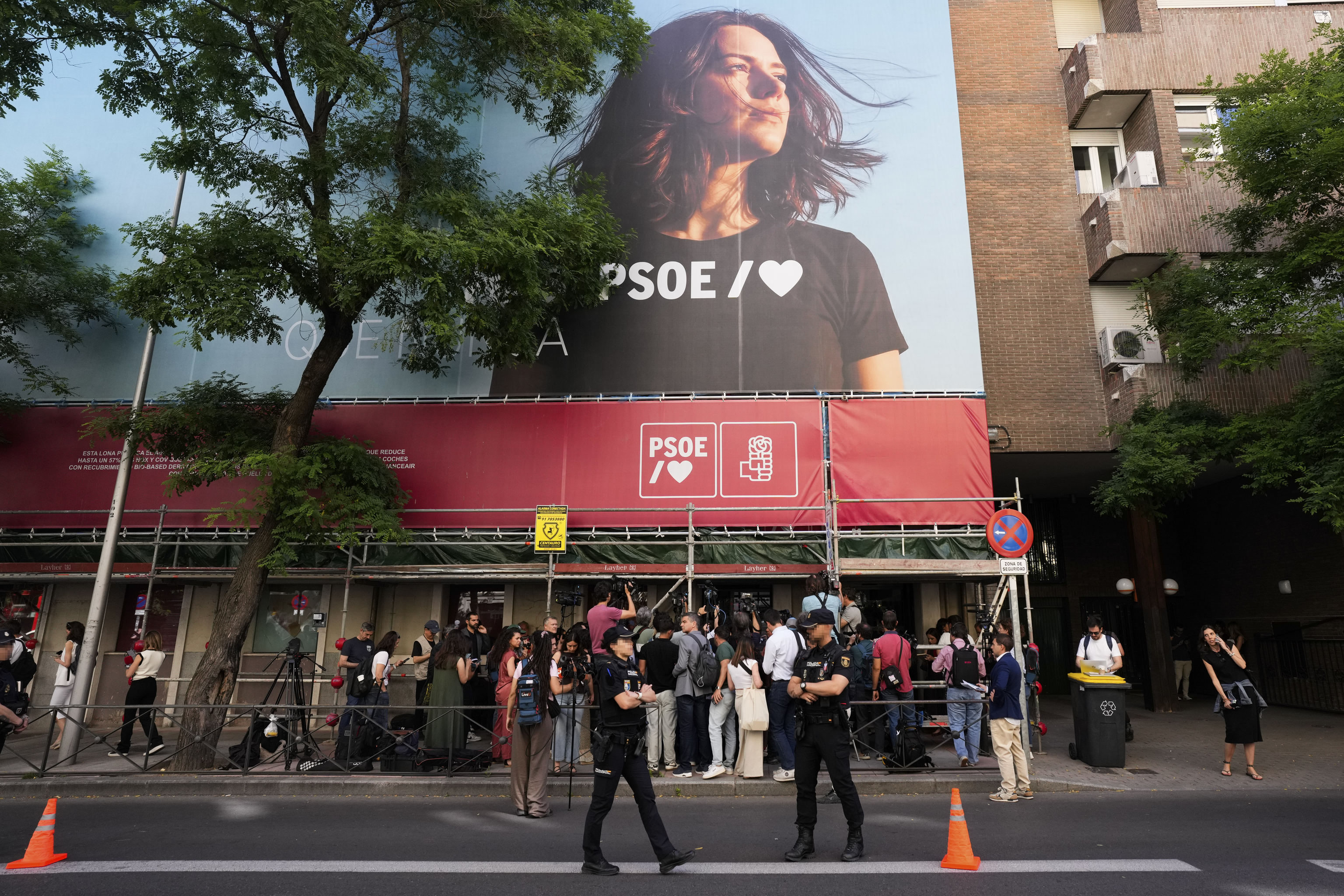 Agentes de la UCO, en la sede del PSOE en Ferraz.