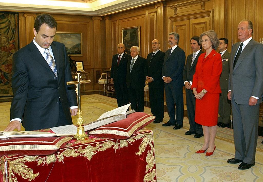 Zapatero, en su jura como presidente del Gobierno, en 2004, ante los Reyes Juan Carlos y Sofía.