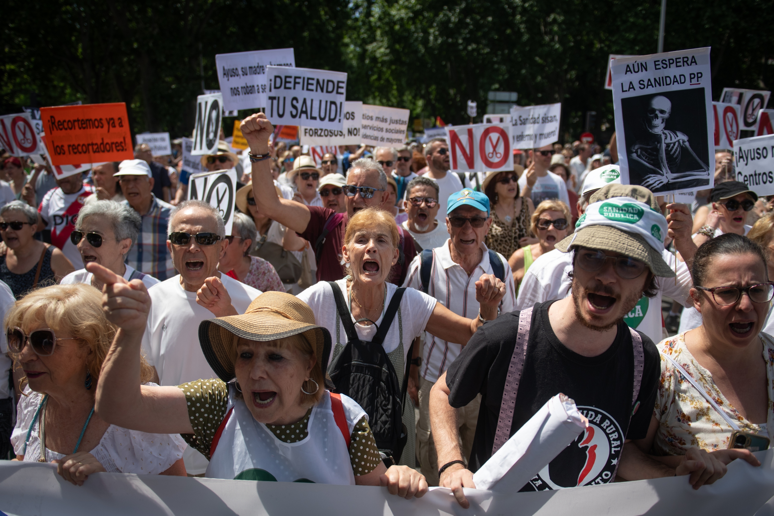 Numerosas personas participan en una manifestación por la sanidad pública en Madrid.