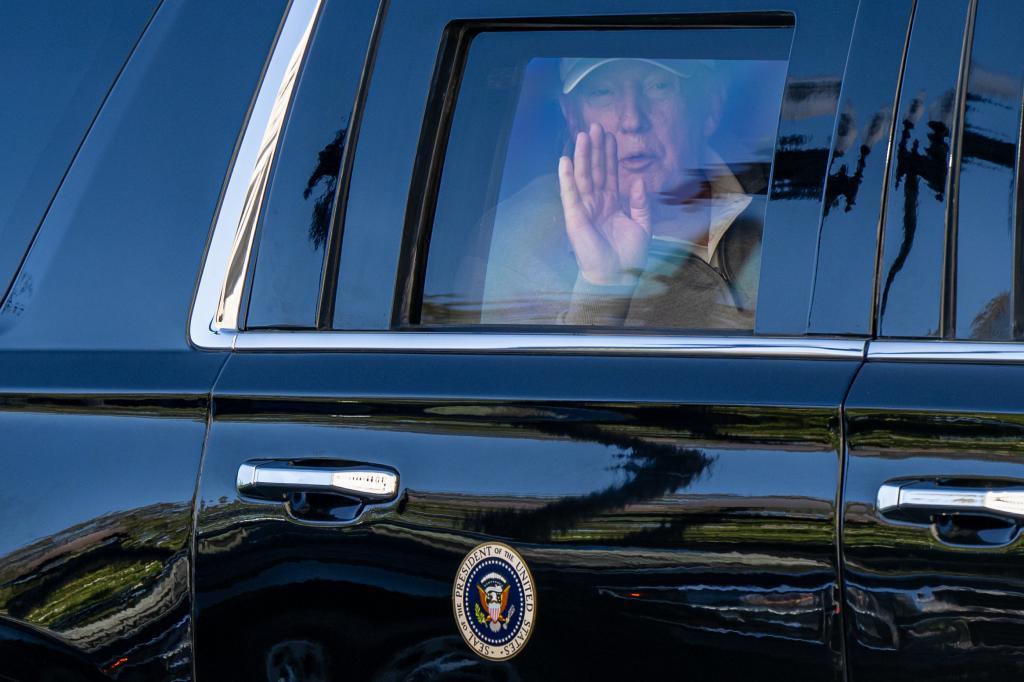 Trump regresa, el sábado, a la Casa Blanca tras pasar el día en su campo de golf en Sterling, Virginia.