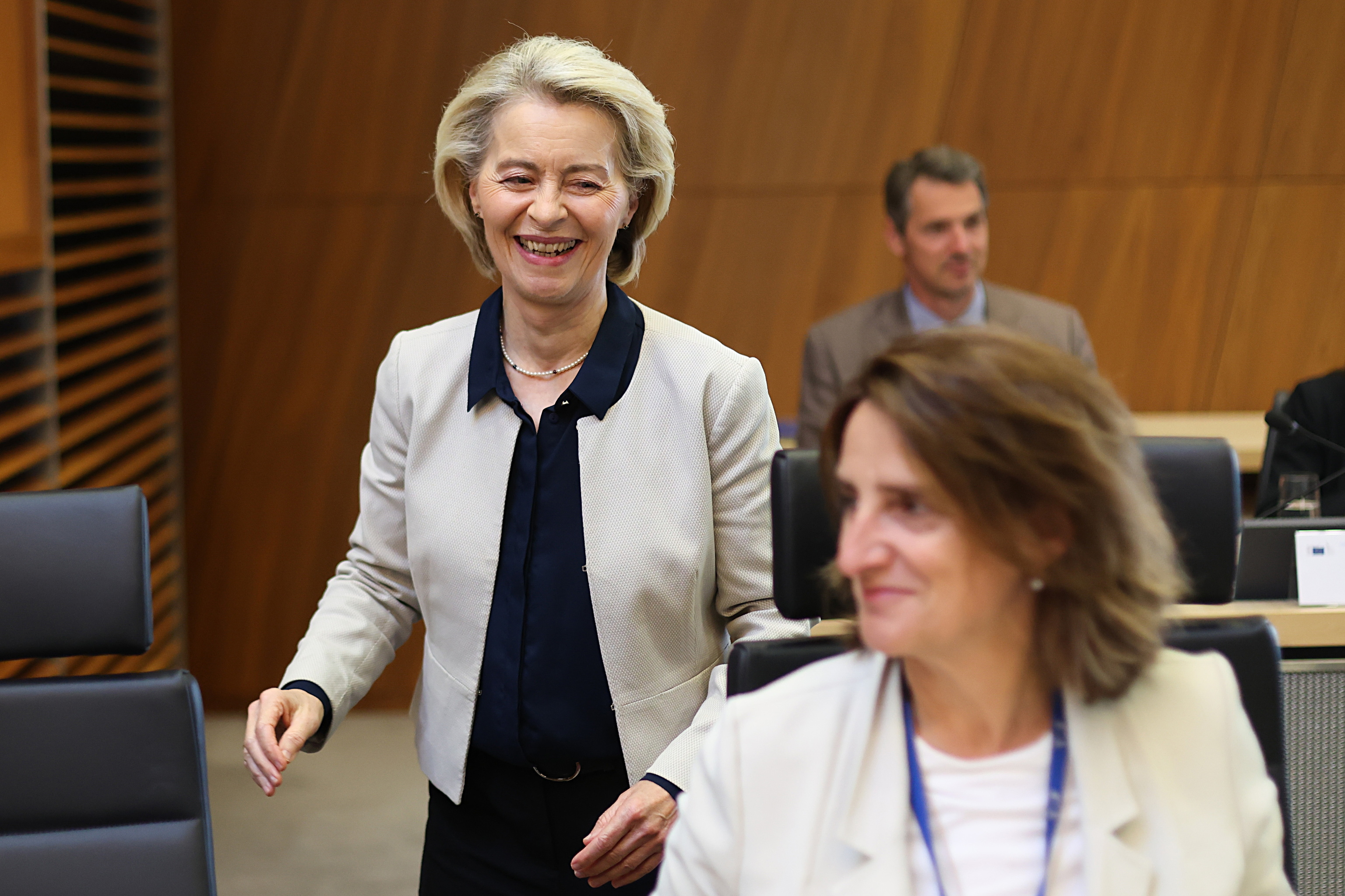 La presidenta de la Comisión, Ursula von der Leyen, junto a la vicepresidenta Teresa Ribera.