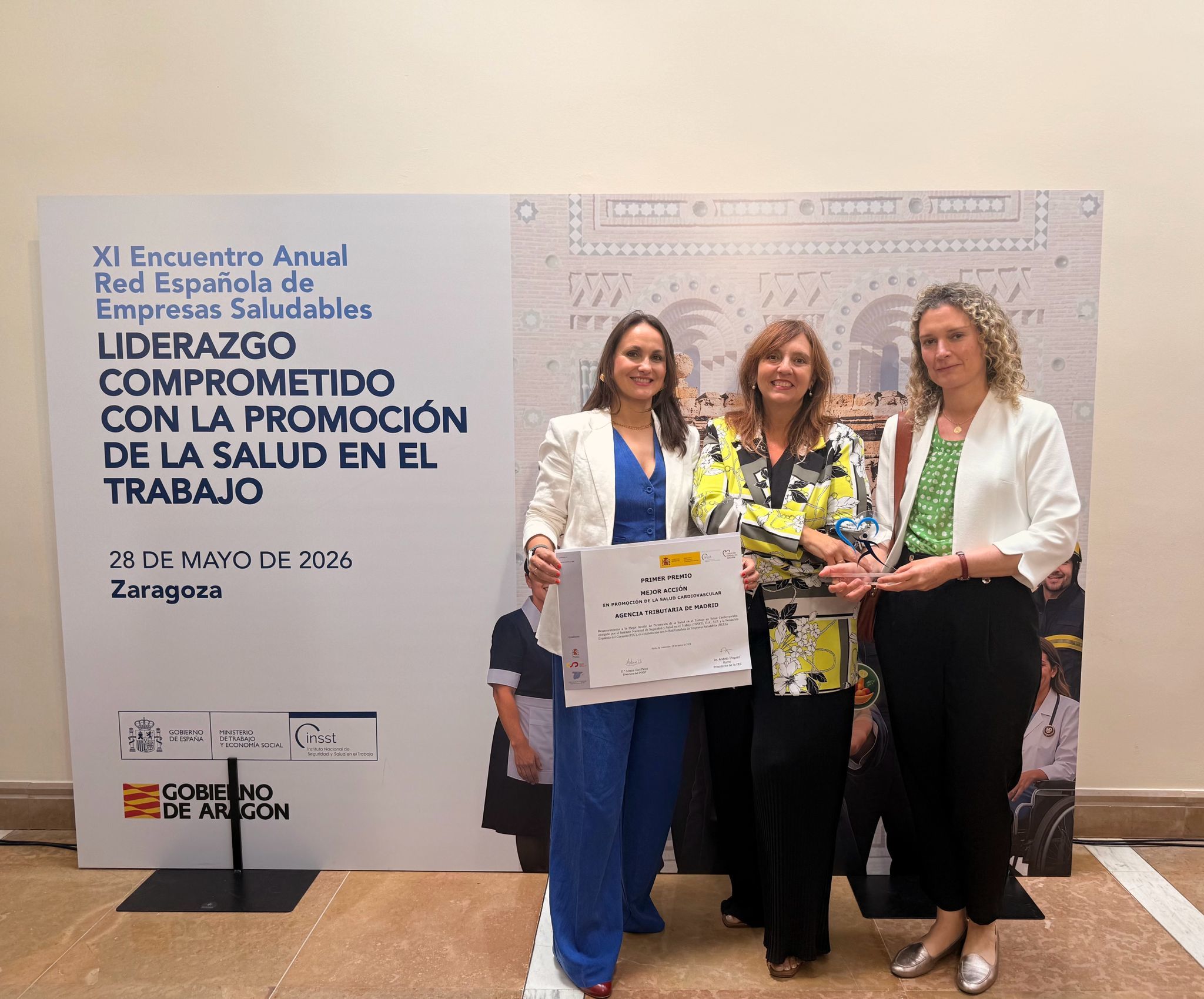 La directora de la Agencia Tributaria de Madrid, Gema P�rez Ram�n, en el centro, en la entrega del galard�n.