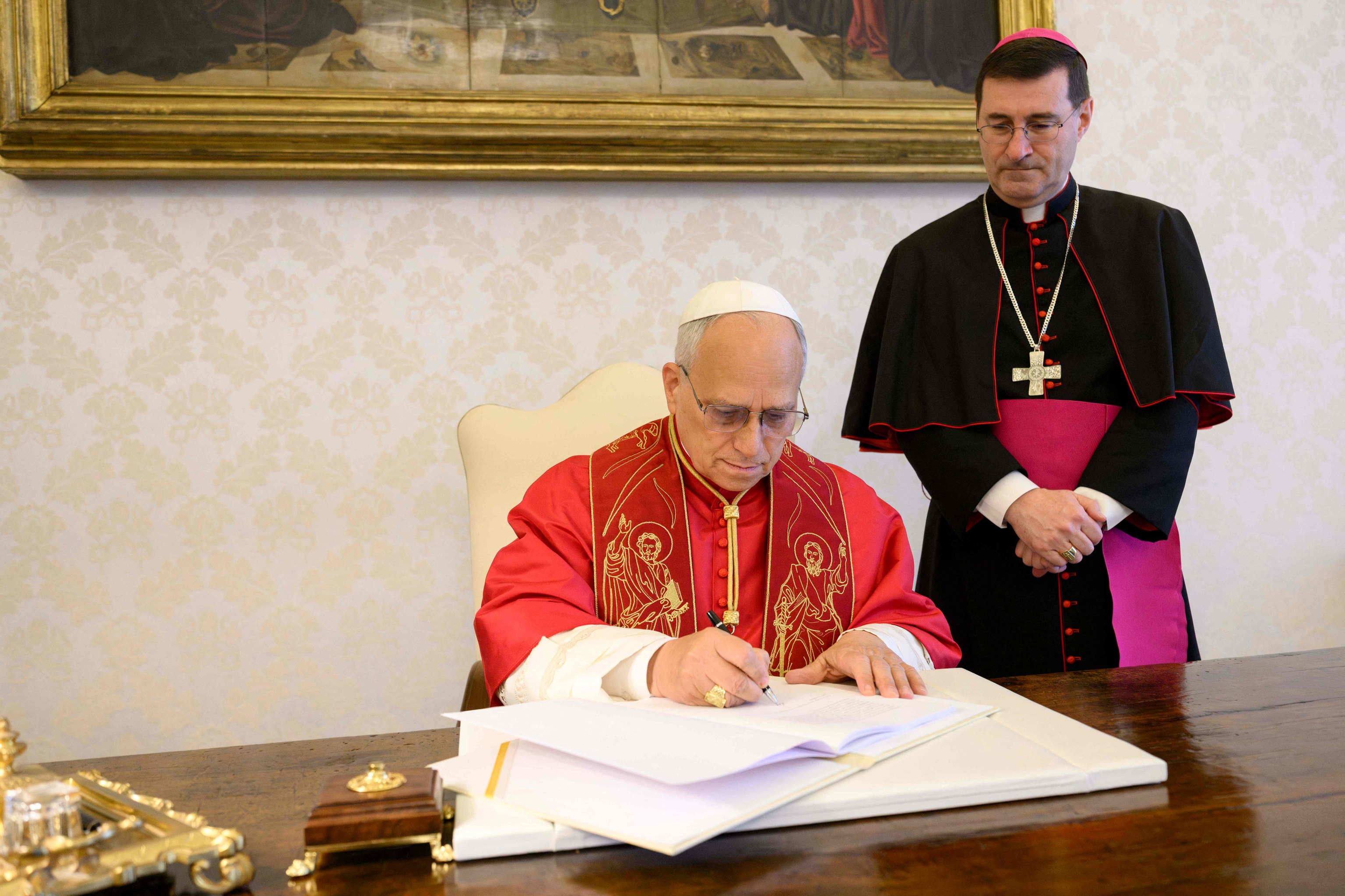 León XIV, durante la firma de la primera encíclica de su pontificado.
