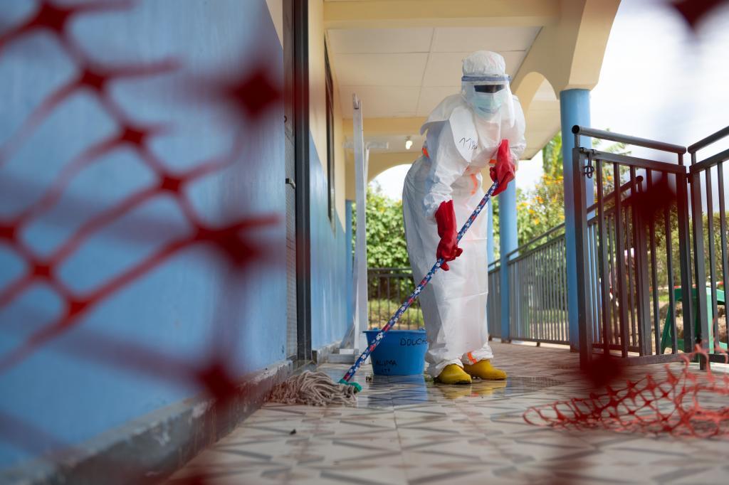 Un trabajador realiza tareas de limpieza en una de las zonas afectadas por el brote de �bola en �frica.