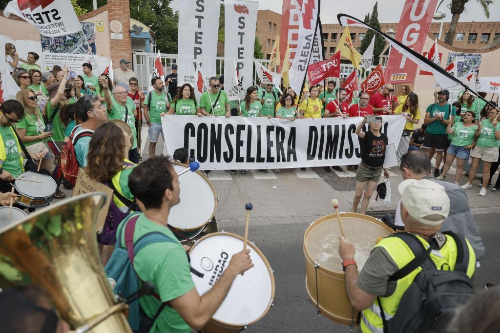 Concentración de profesores este domingo a las puertas de la Consejería de Educación, en Valencia.