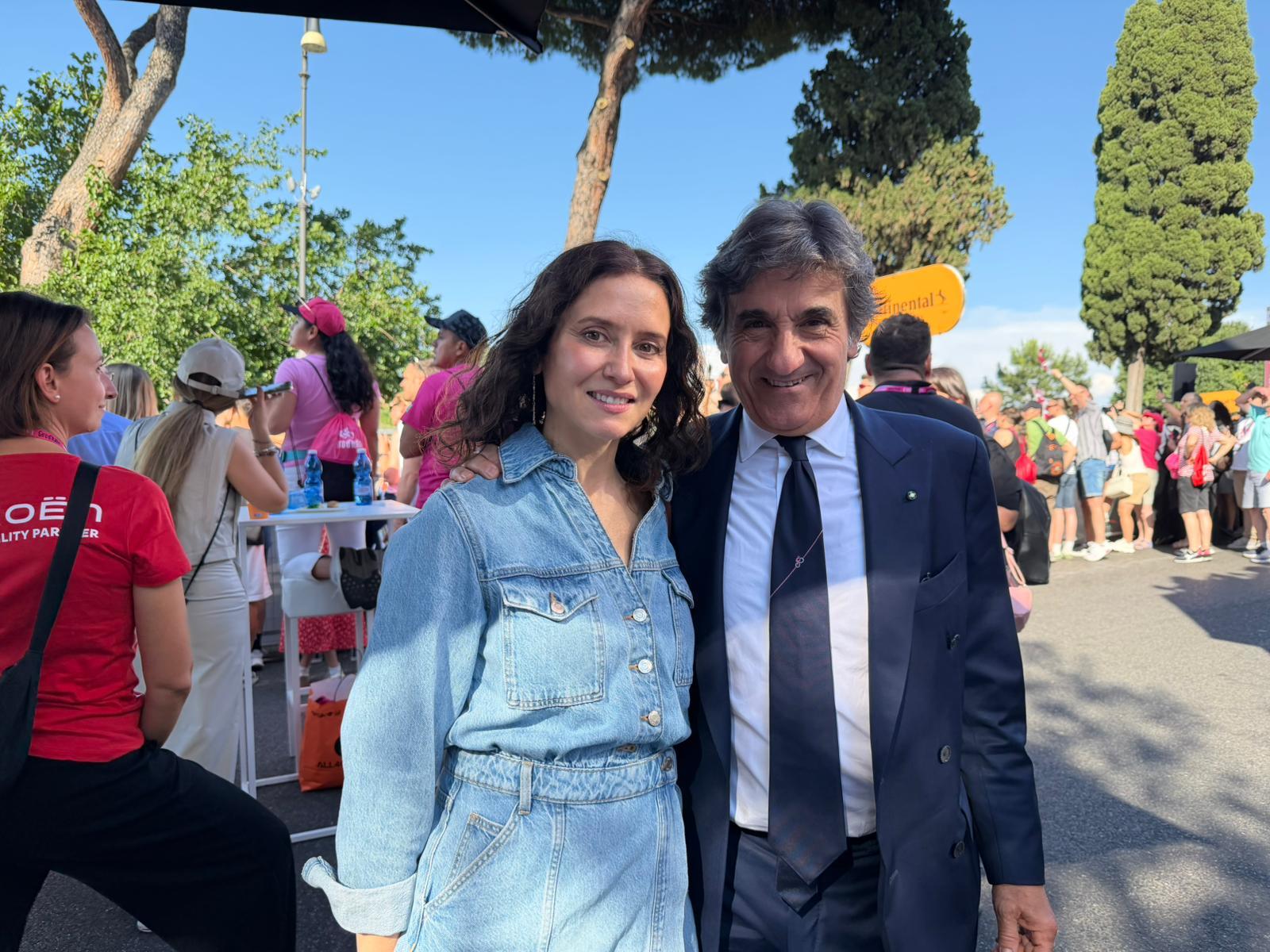 La presidenta de la Comunidad de Madrid, Isabel Díaz Ayuso, se vio ayer en Roma con Urbano Cairo, presidente de RCS Mediagroup, el grupo de medios de comunicación matriz de EL MUNDO. RCS es además el organizador del Giro de Italia, que concluyó ayer en la capital italiana. Ayuso será recibida hoy por el Papa León XIV.