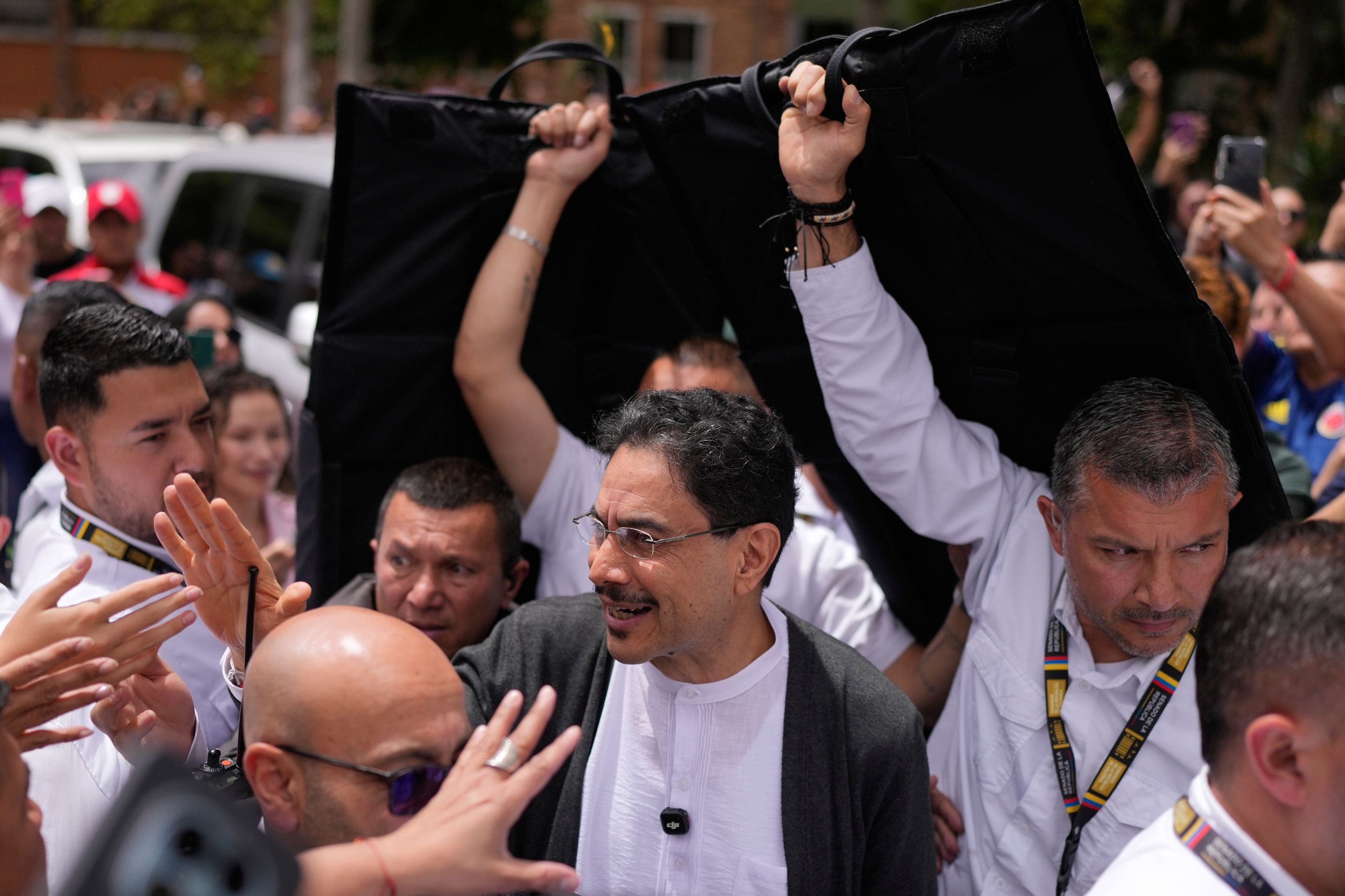El candidato presidencial Iván Cepeda, de la coalición gobernante Pacto Histórico, tras votar este domingo.