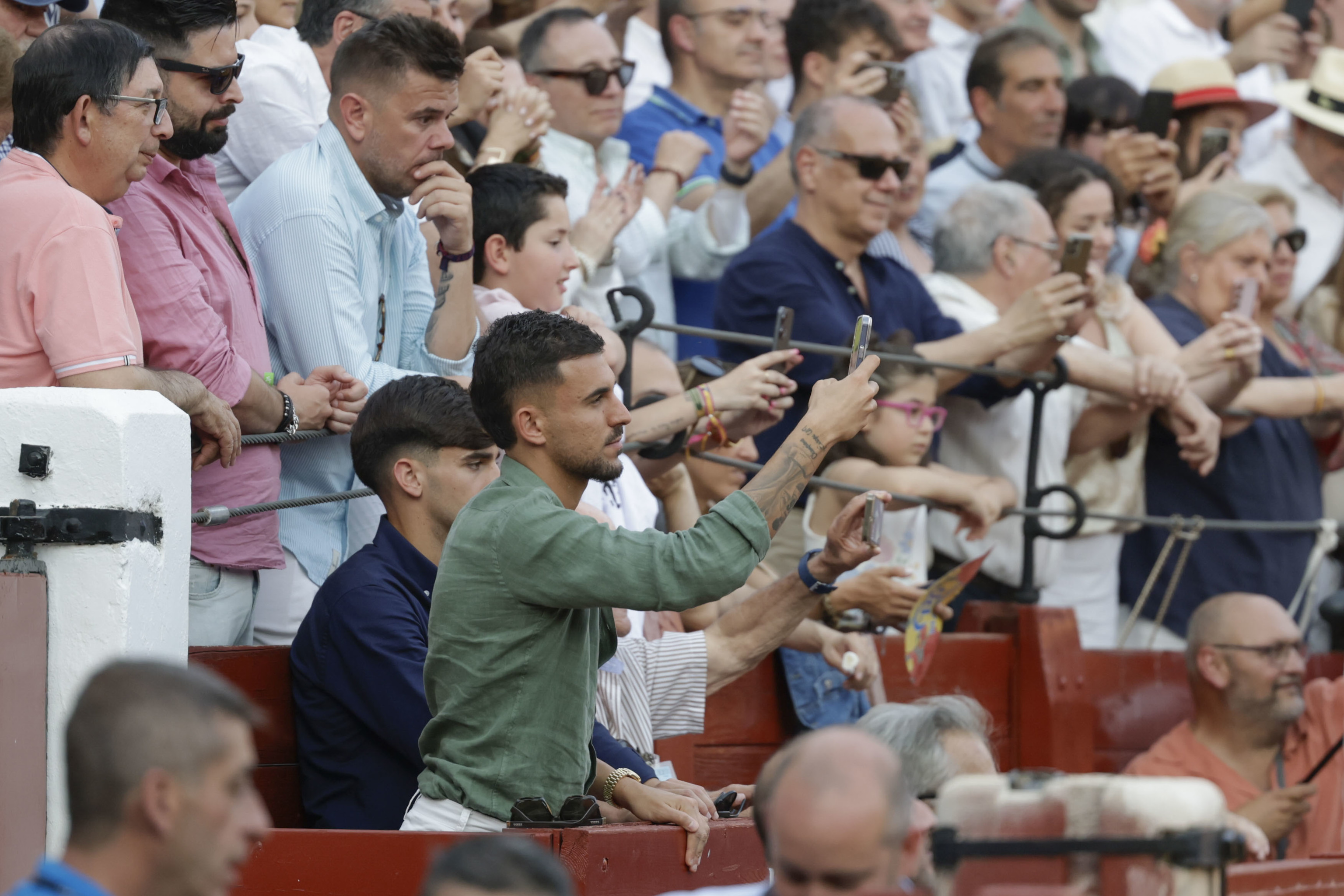 Dani Ceballos con el hijo de Morante