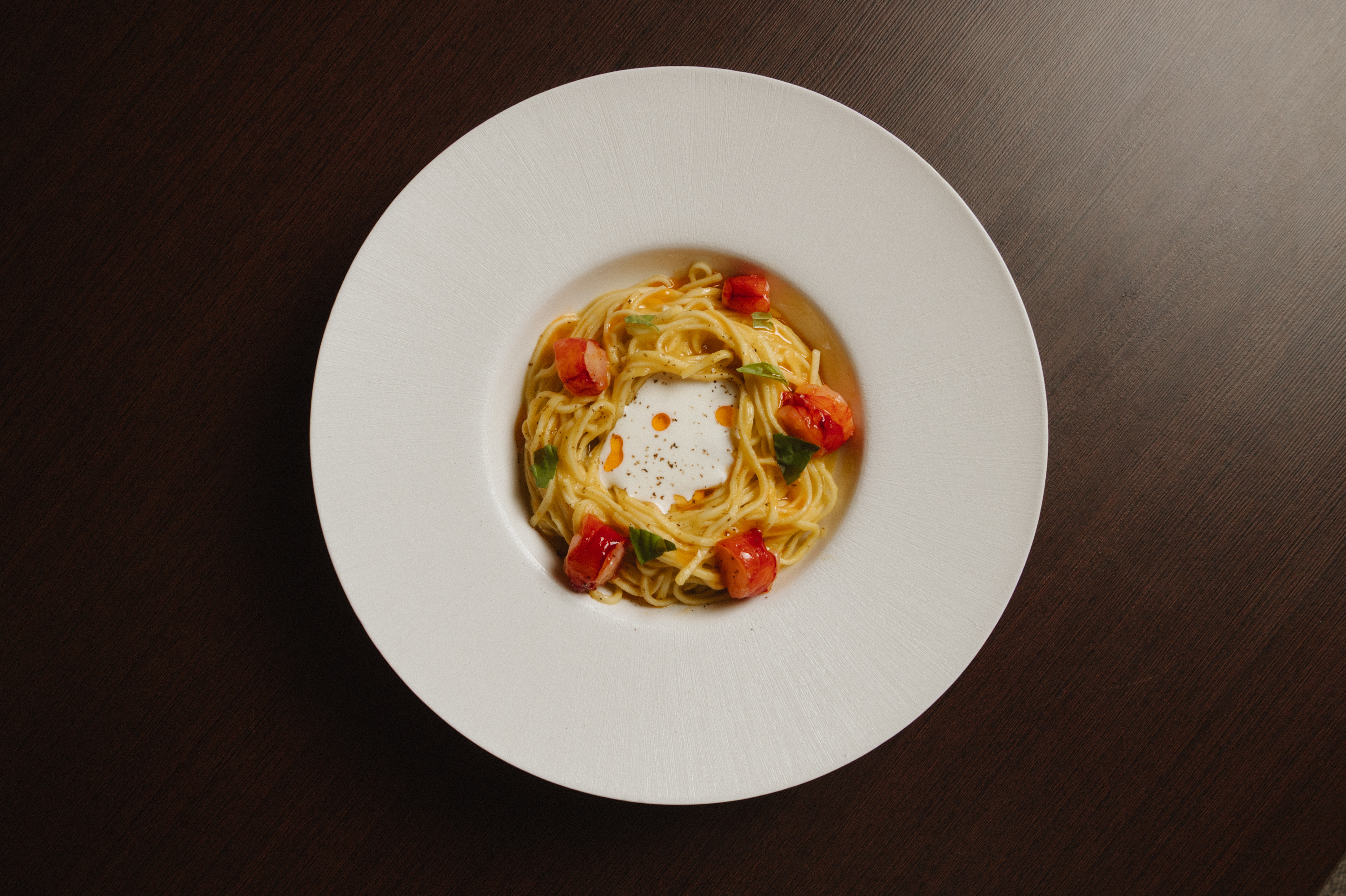 Tagliolini 'fatto a mano', tomate amarillo, chilto asado, carabinero y sambuca.