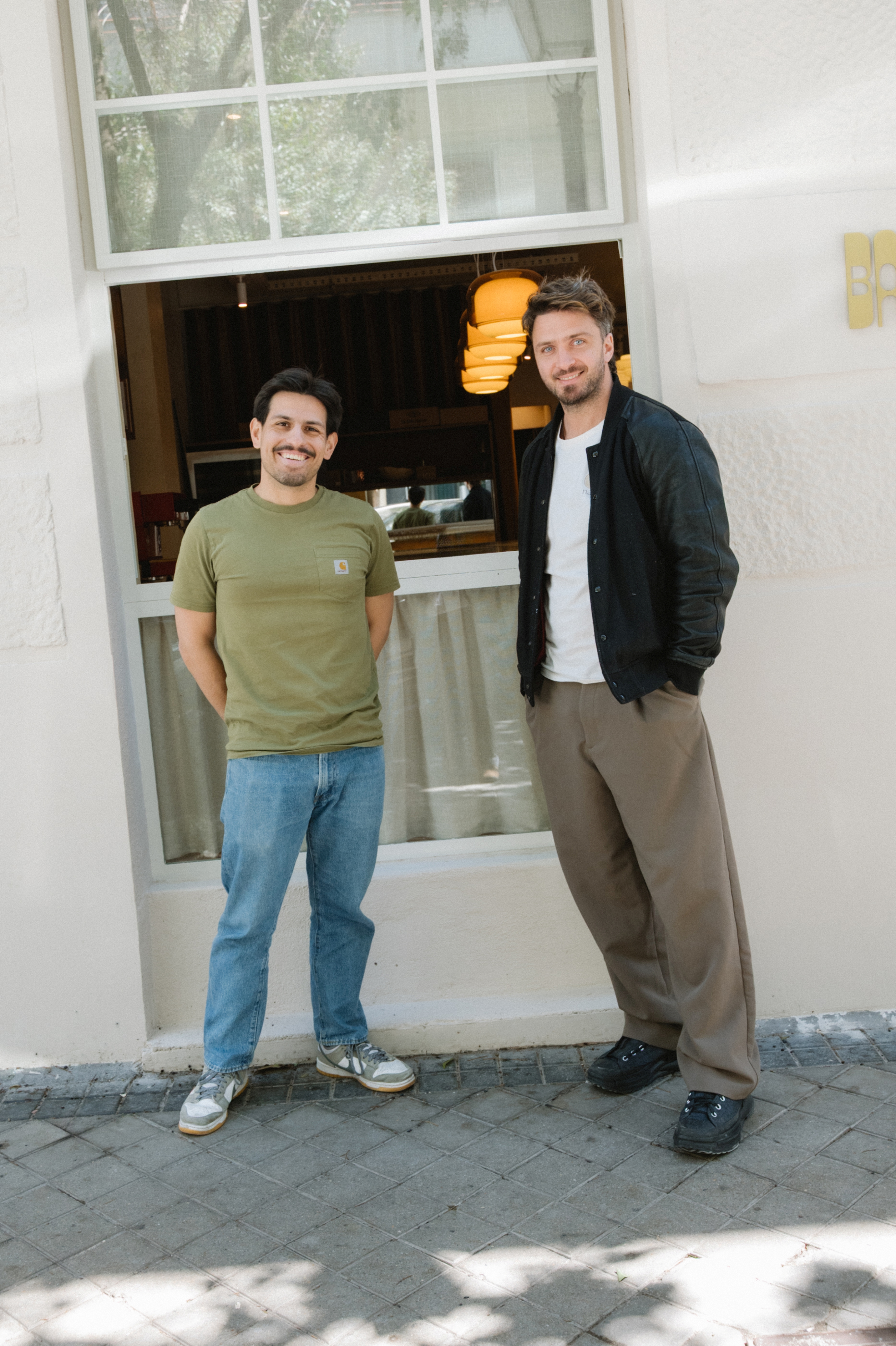 Gastón (izd.) y Juan Patricio en la puerta del restaurante.