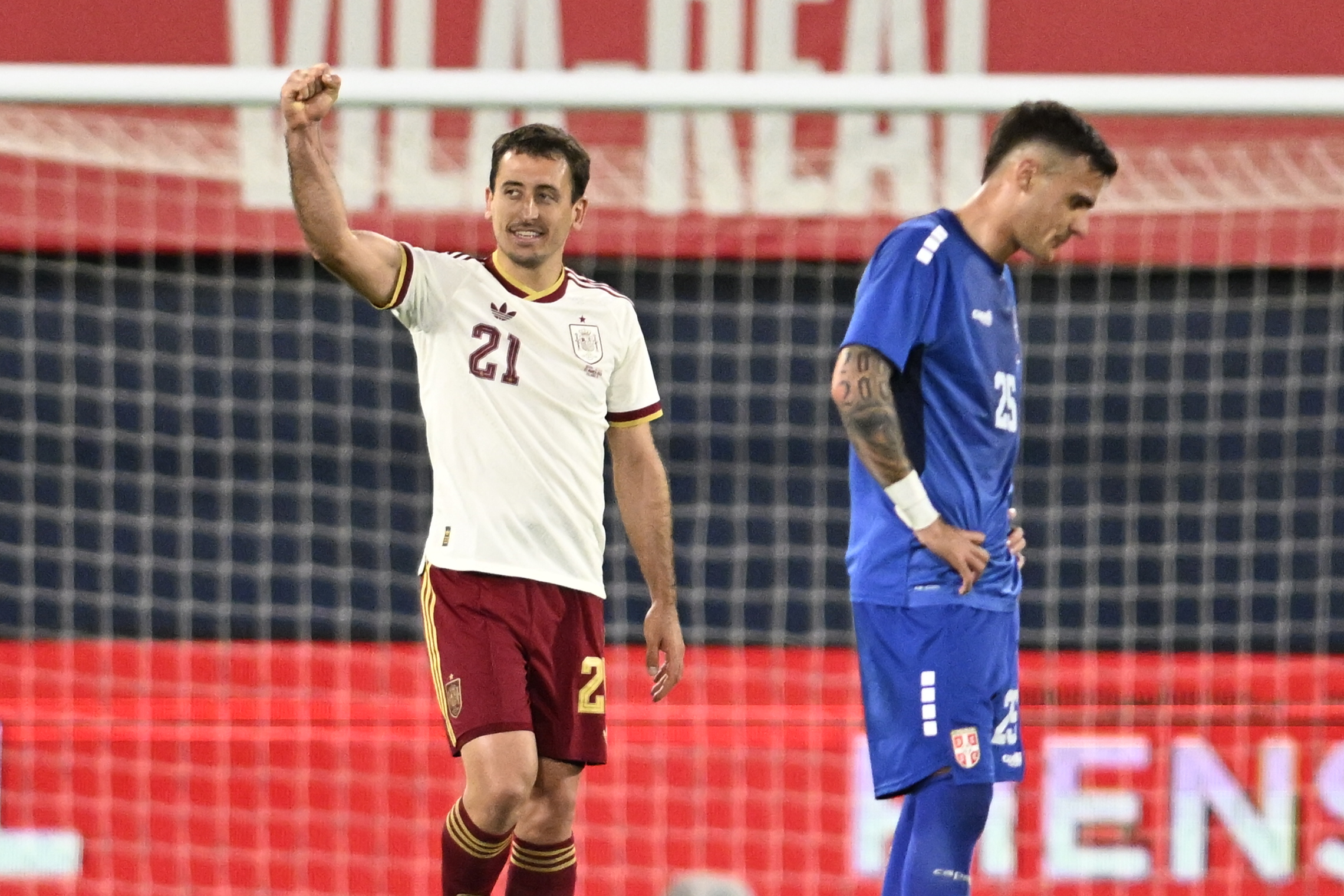 El realista Mikel Oyarzábal celebra un gol en un partido amistoso de España contra Serbia.