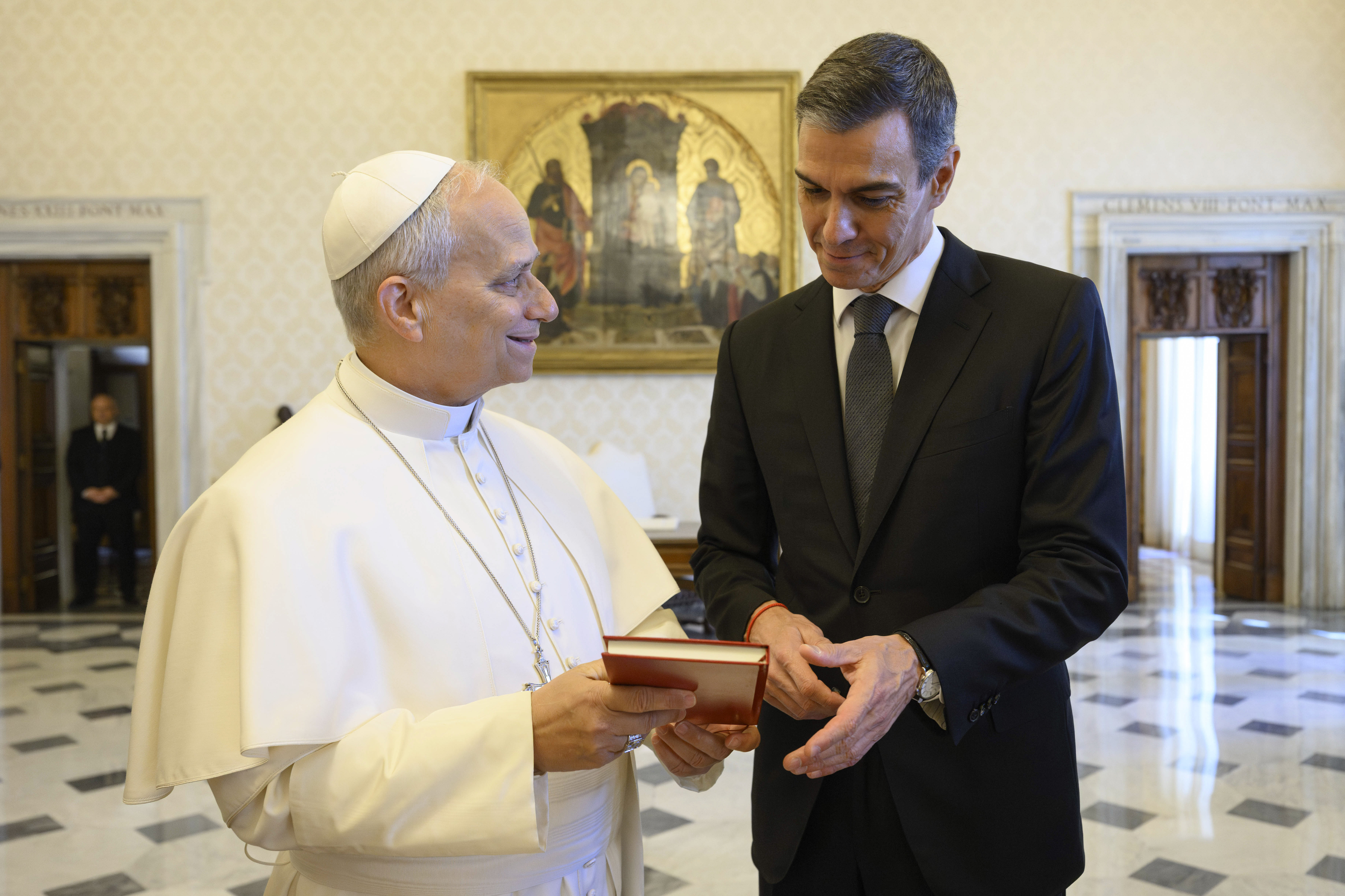 El Papa y Sánchez, en la visita que hizo el presidente al Vaticano el pasado 27 de mayo.