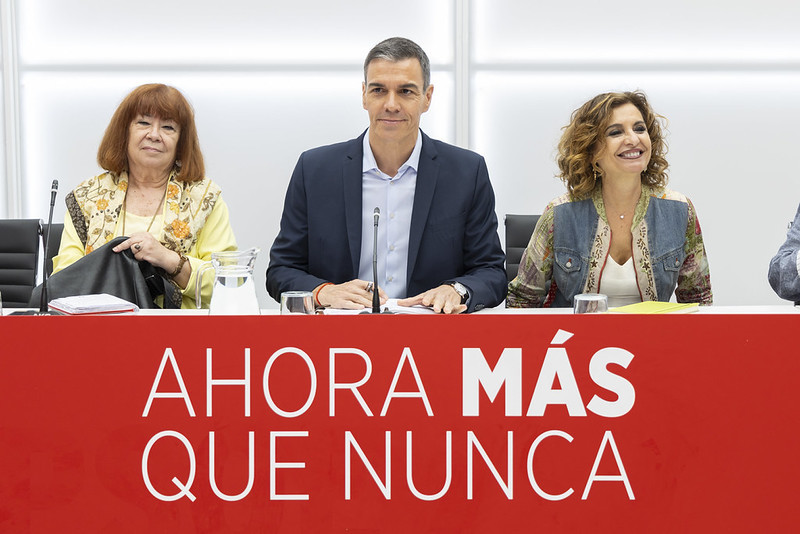 Sánchez, entre Narbona y Montero.