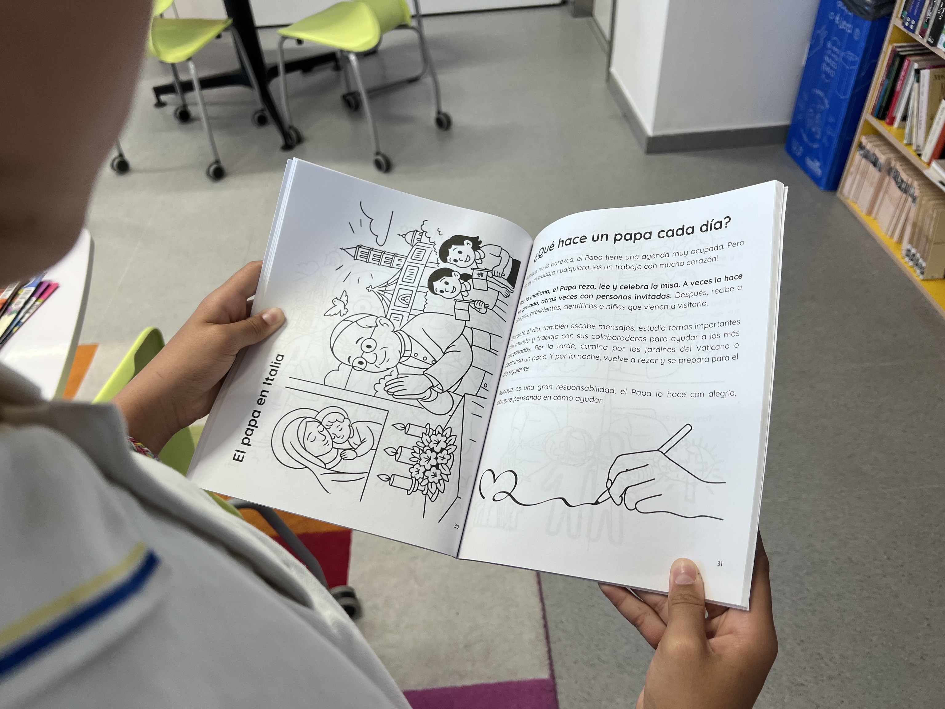 Un alumno lee uno de los libros con los que se prepara la visita del Papa en el Colegio Arenales.