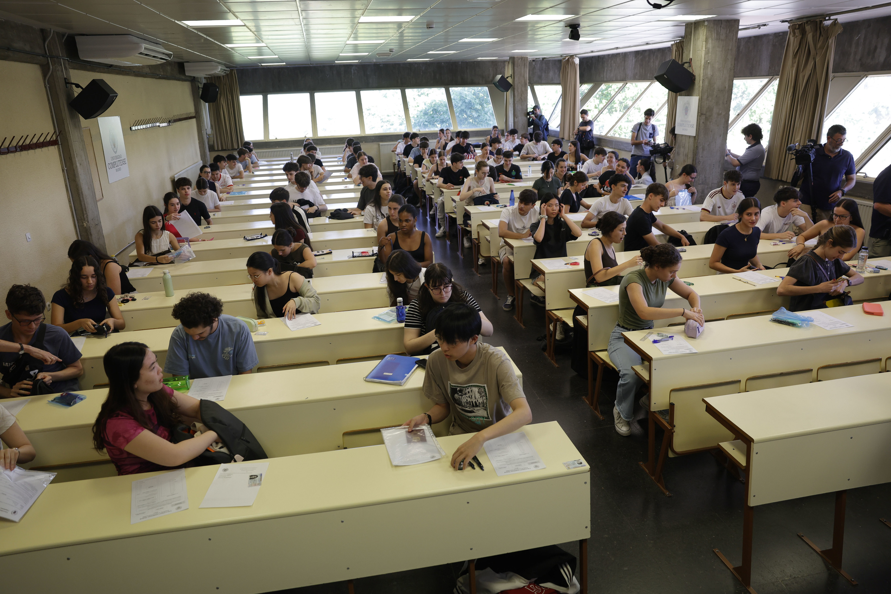 Alumnos hacen la Selectividad en la Facultad de Ciencias de la Información de la Complutense de Madrid.