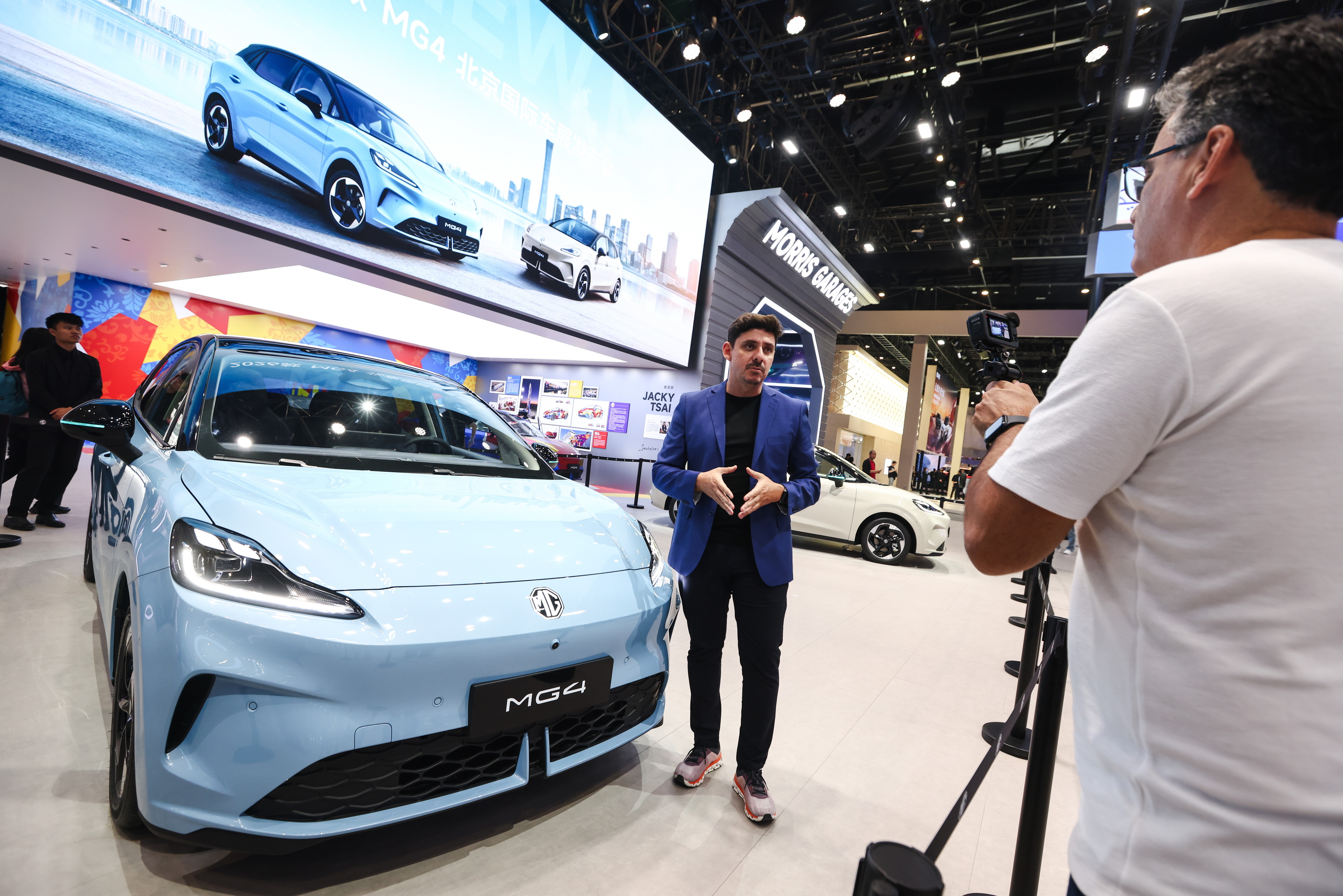 Un coche eléctrico MG4 en el expositor de MG Motor en el Salón Internacional del Automóvil de Pekín 2026.