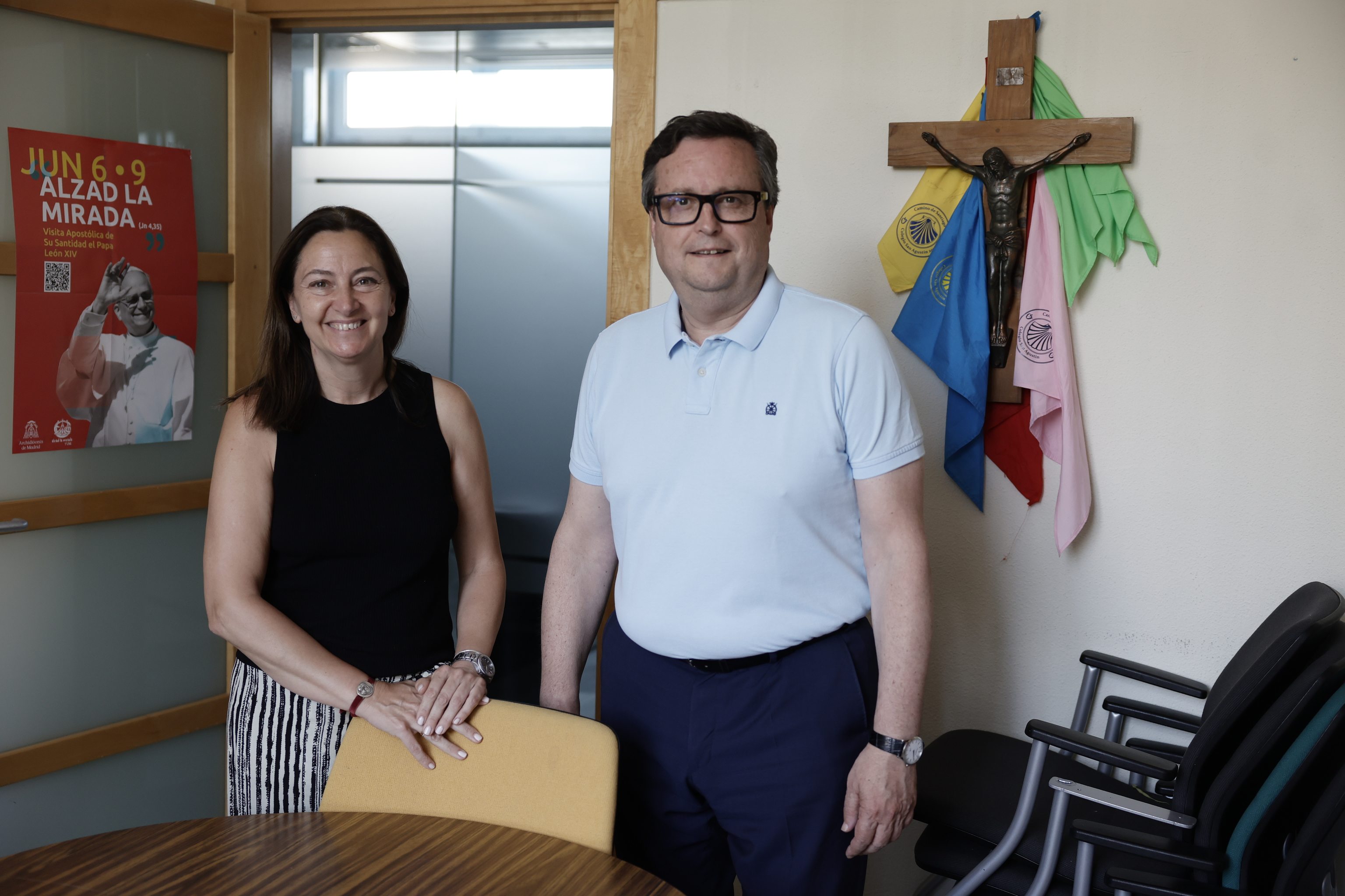 Curri Ruiz e Ildefonso Trigueros, en el despacho donde estuvo León XIV.