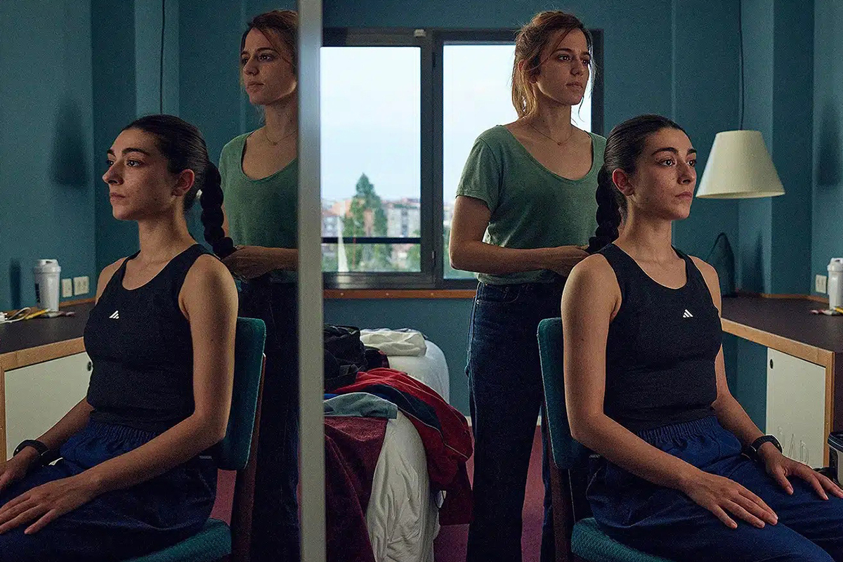 Marina Salas y Alba Sáez en un momento de Corredora.