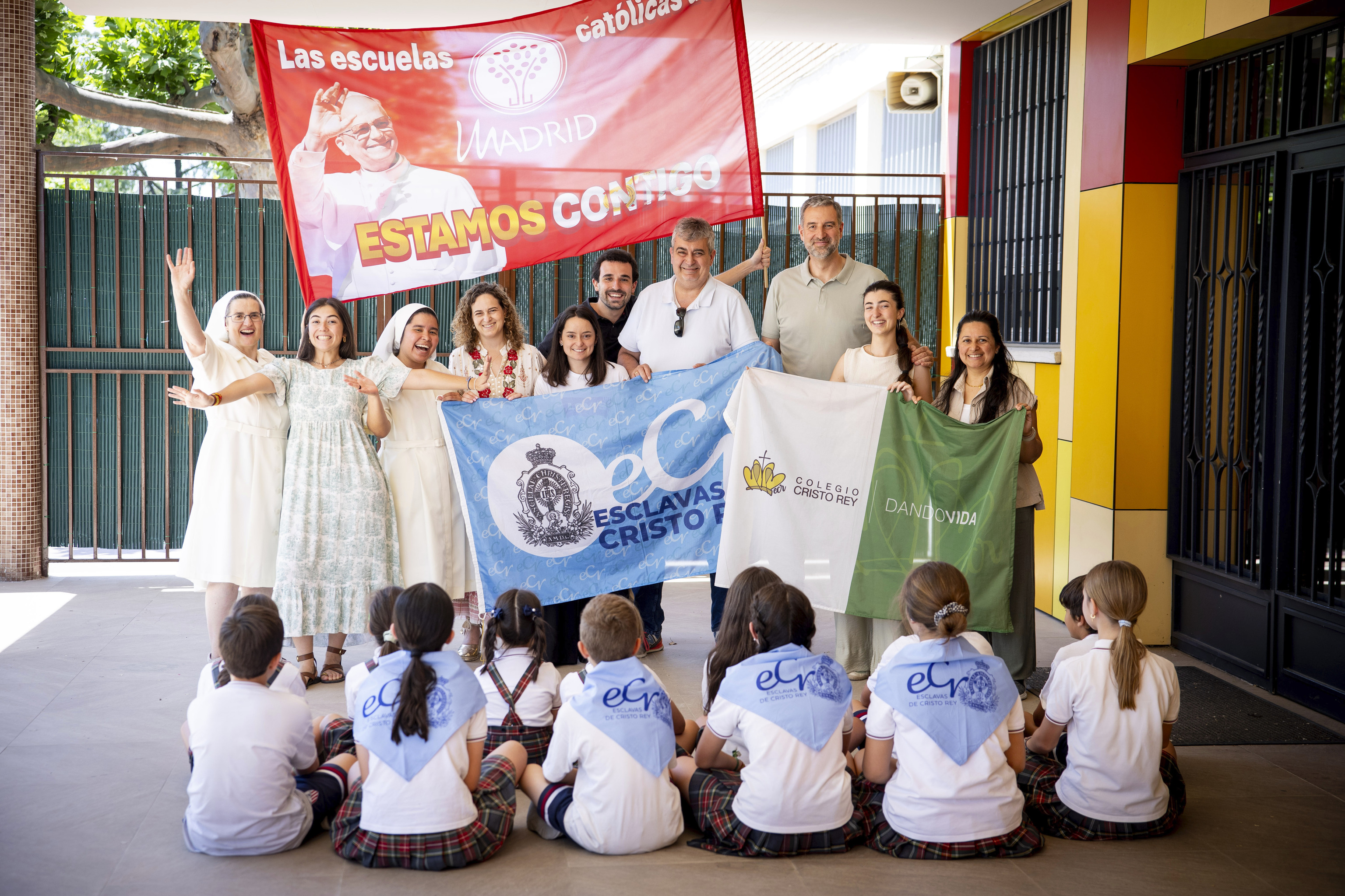 Profesores y alumnos del colegio Cristo Rey, con las pancartas y banderas con las que ir�n a ver al Papa.