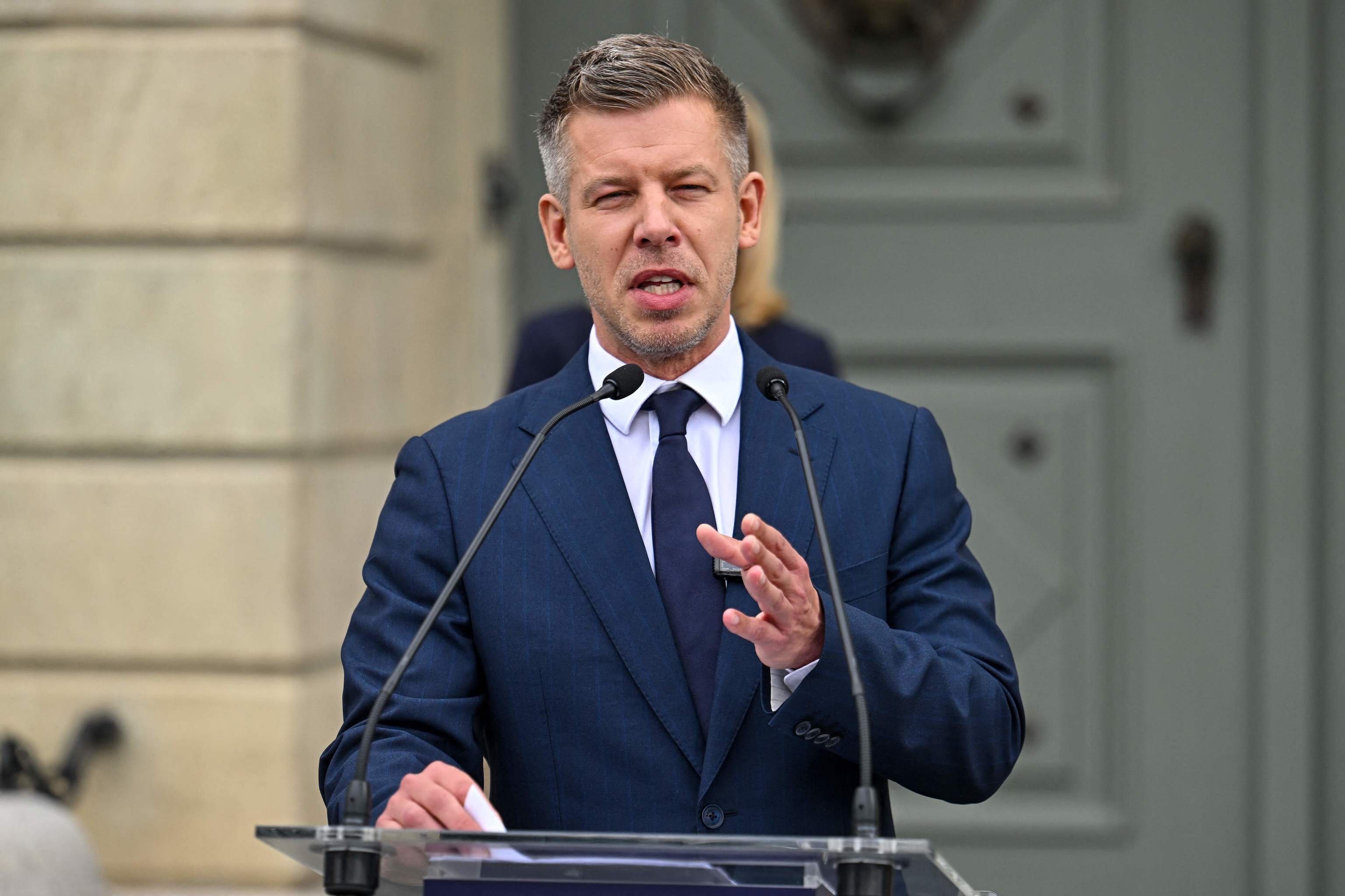 Peter Magyar da una rueda de prensa tras ver al presidente.