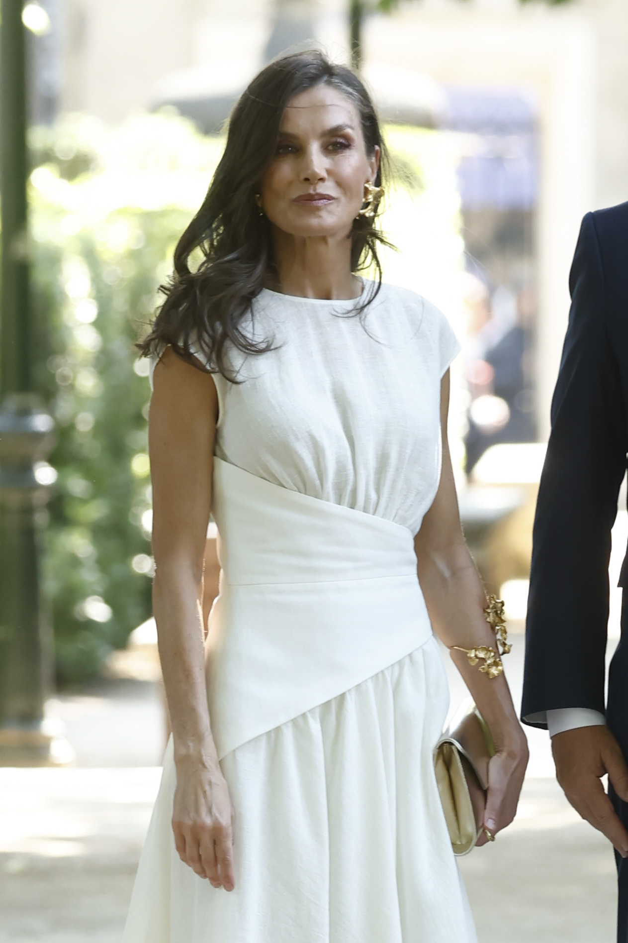 La Reina Letizia ha hecho una gran apuesta con sus llamativos pendientes y brazalete.