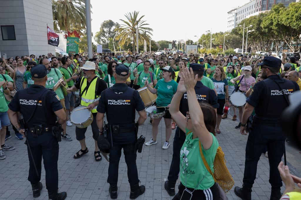 Protesta de profesores en Valencia para recibir a Juanfran Pérez Llorca.