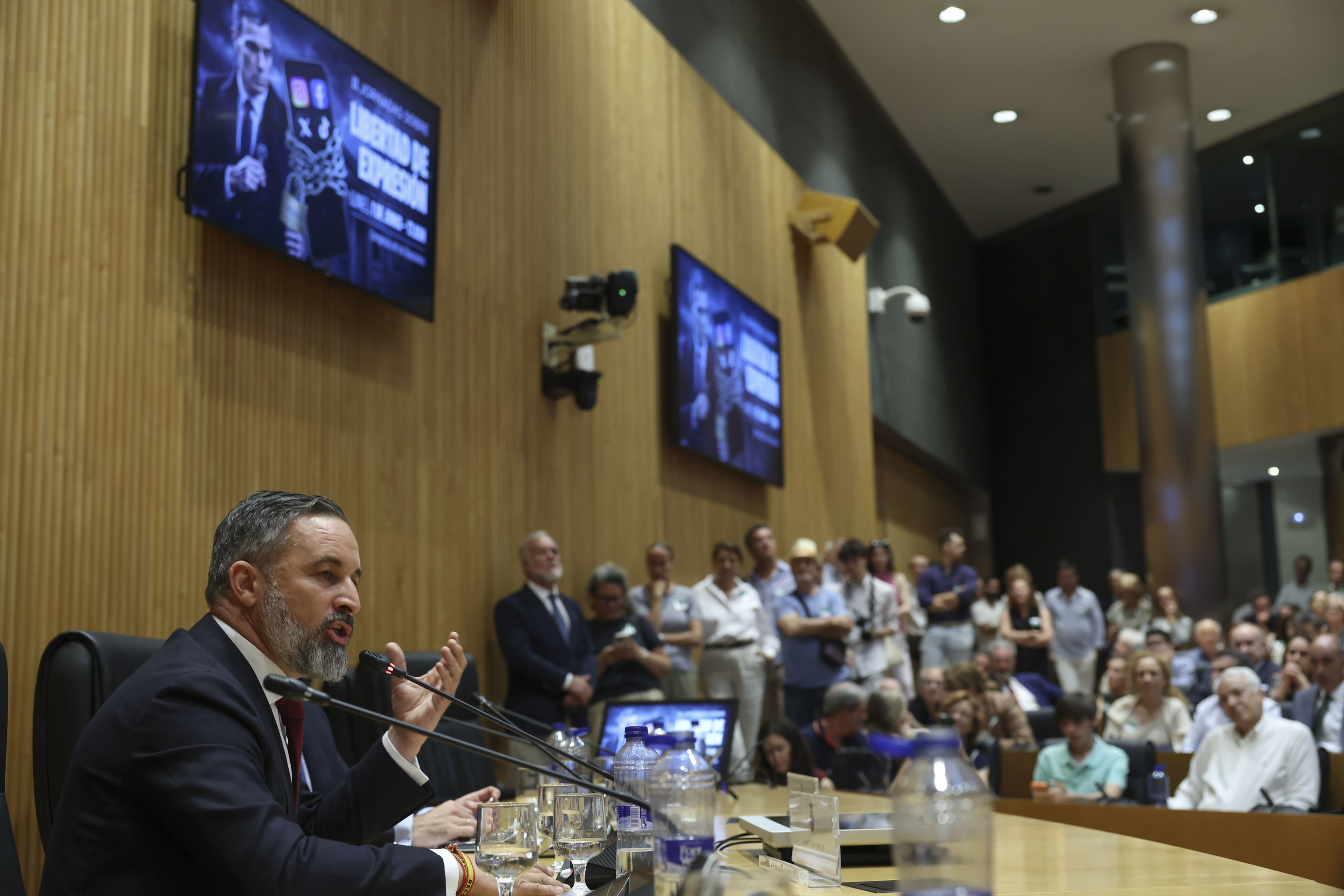 Vox se cita contra una "libertad de expresión en peligro" y Abascal ...