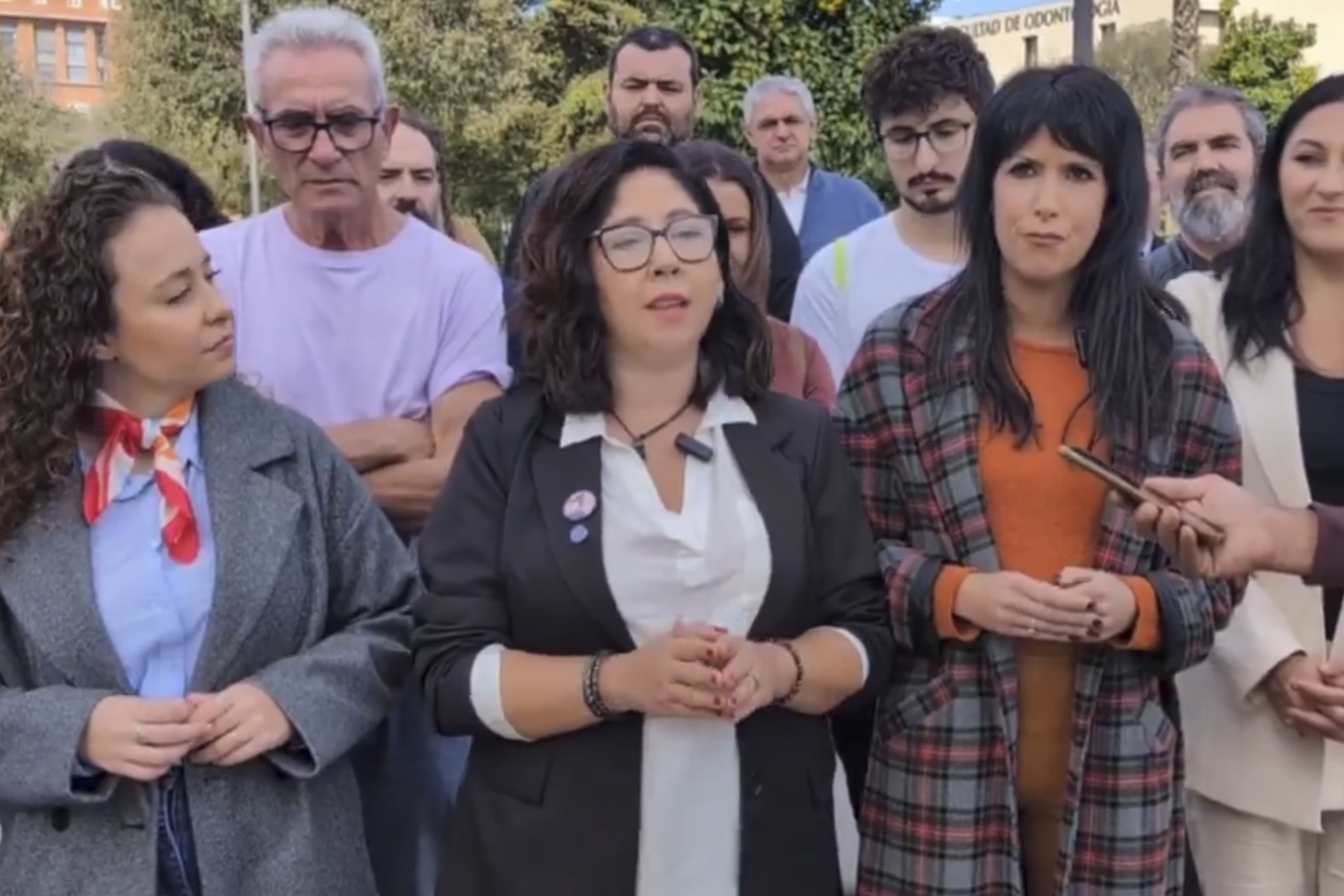 Raquel Martínez, en el centro, habla con la prensa.