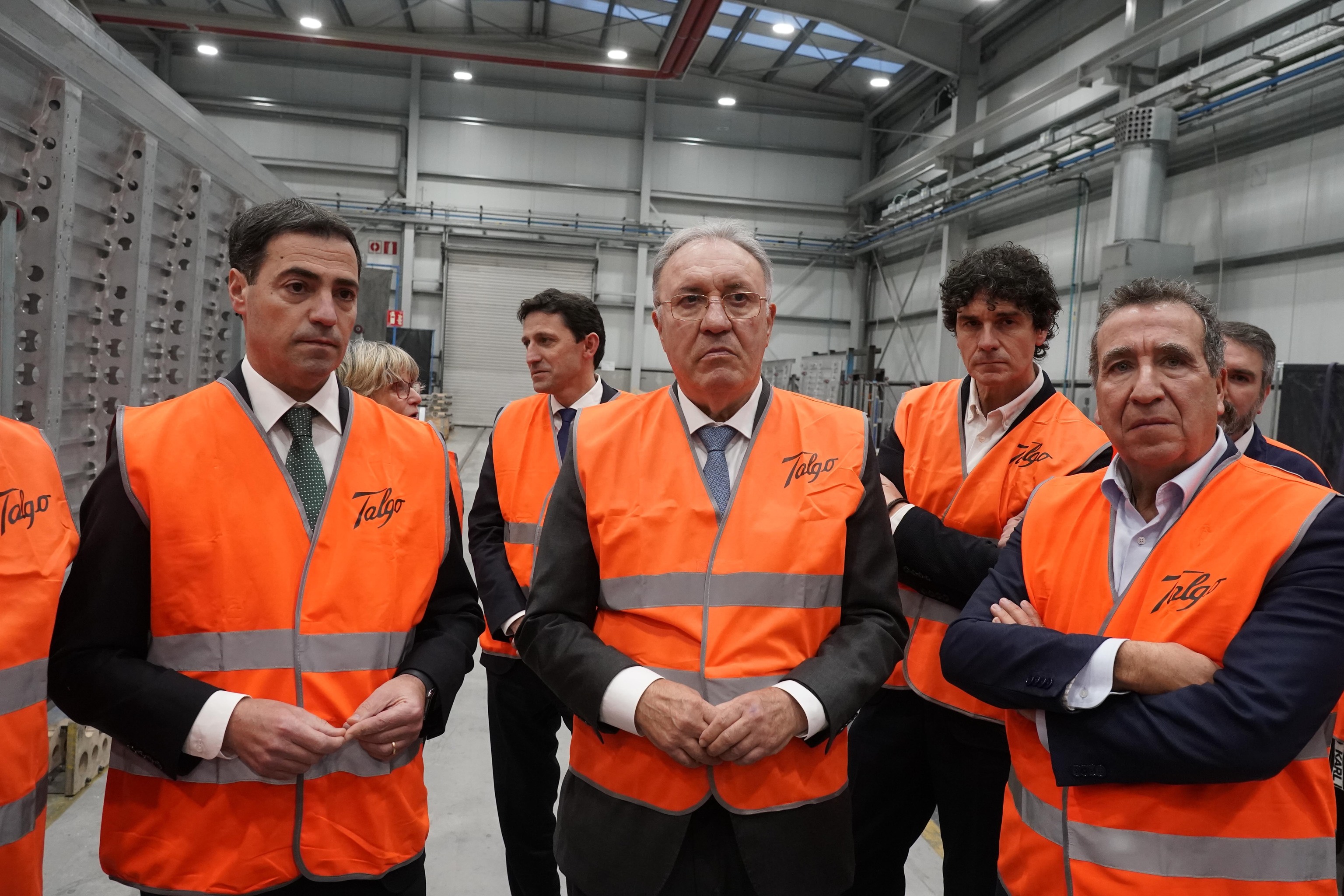 El presidente de Talgo José Antonio Jainaga flanqueado por el lehendakari Imanol Pradales y por el presidente de la Vital Jon Urresti en la fábrica de Rivabellosa (Álava).