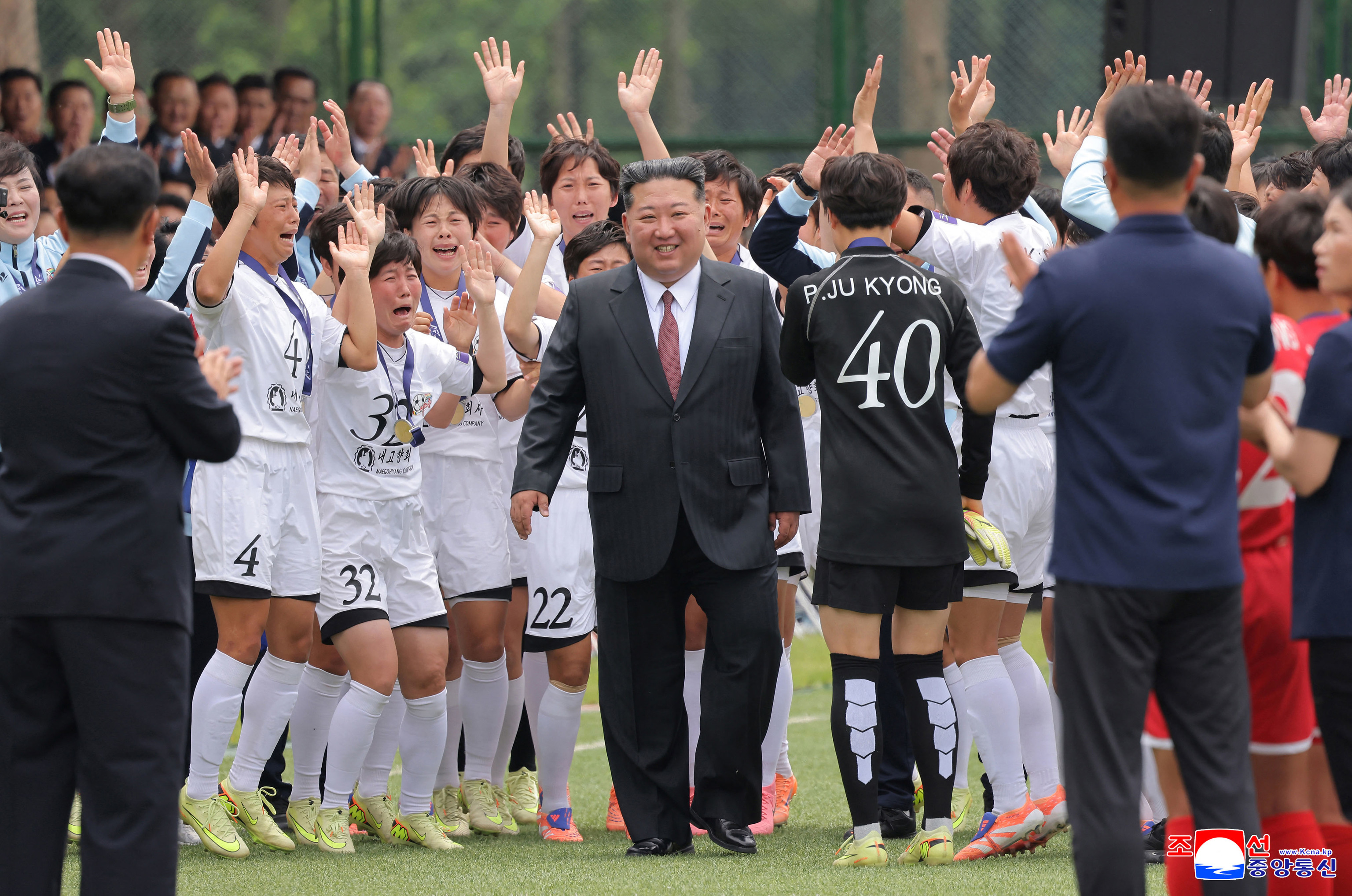 El líder norcoreano, Kim Jong-un, junto a las jugadoras.