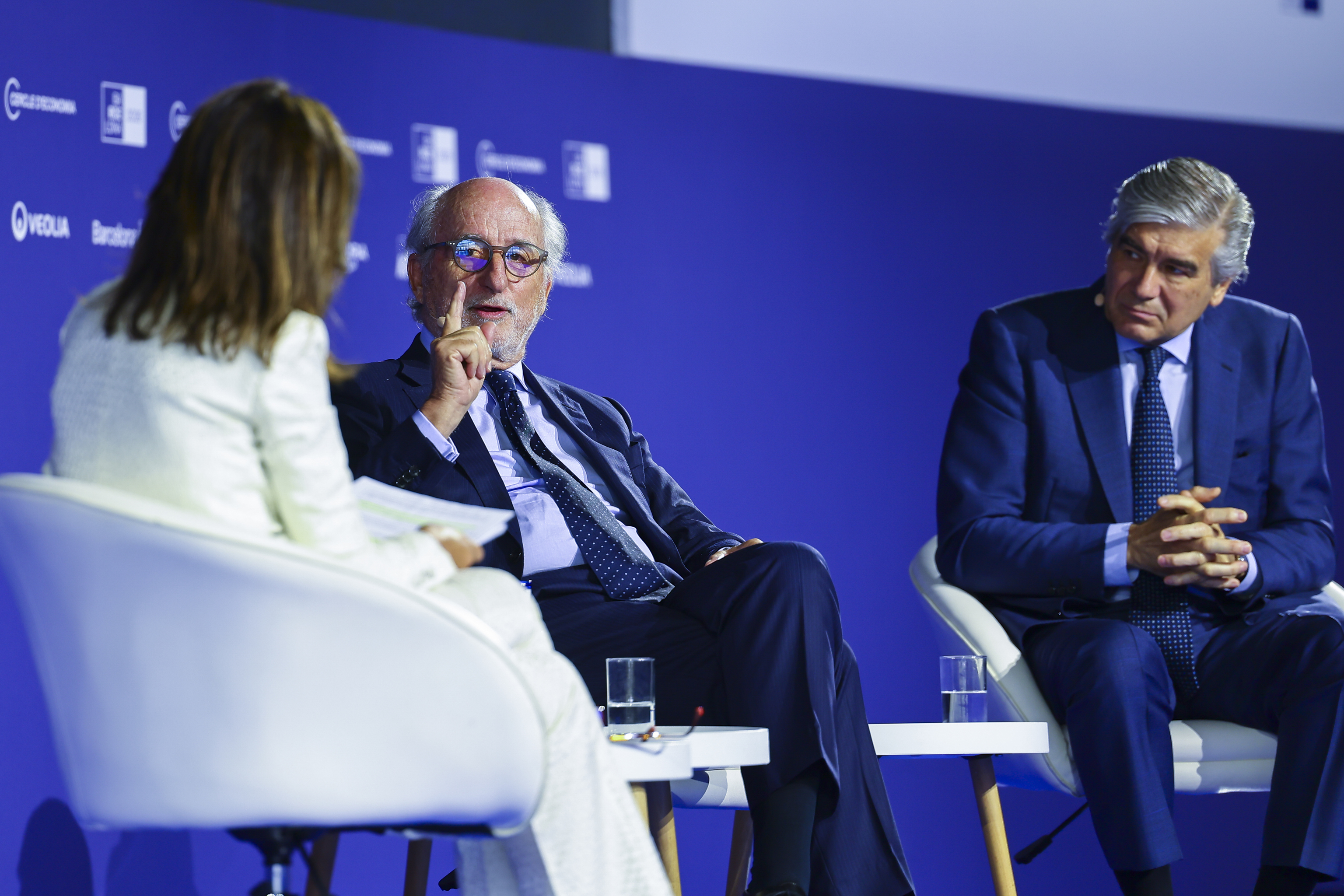 Antonio Bureau (Repsol) y Francisco Reynés (Naturgy), con la directiva del Cercle, Carmina Guanyet