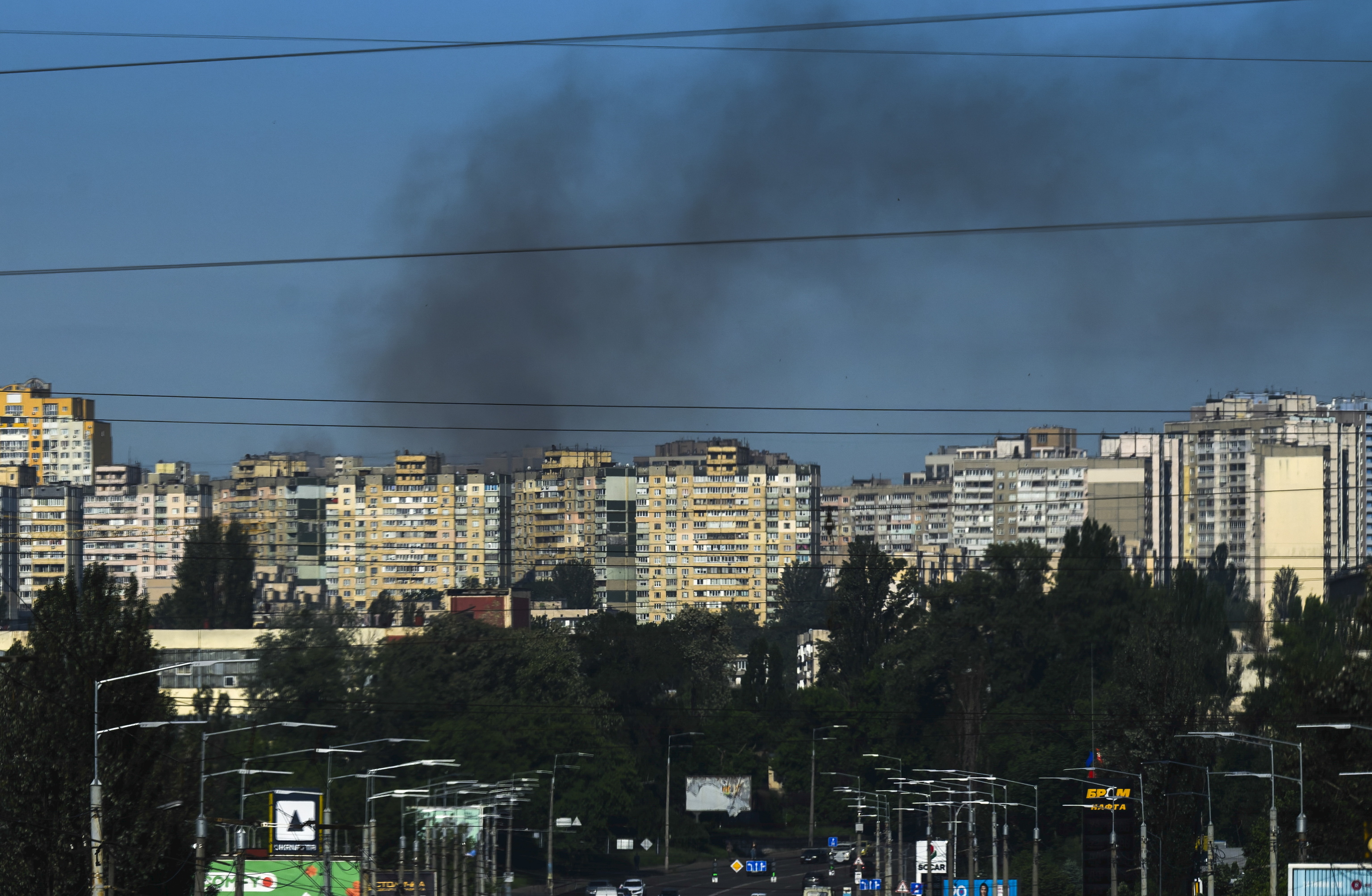 Columnas de humo se observan sobre Kiev tras el ataque de esta madrugada.