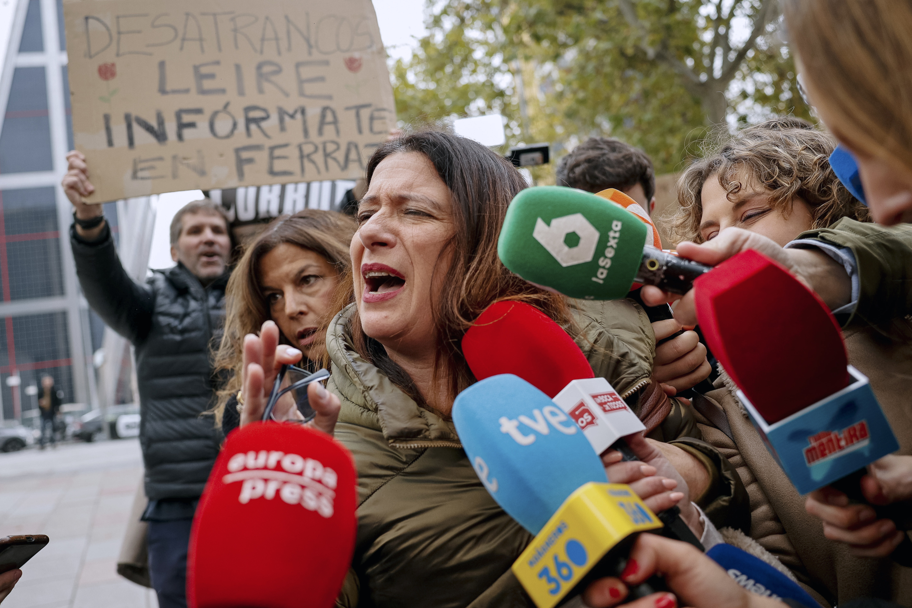 Leire Díez junto a los juzgados de Madrid.