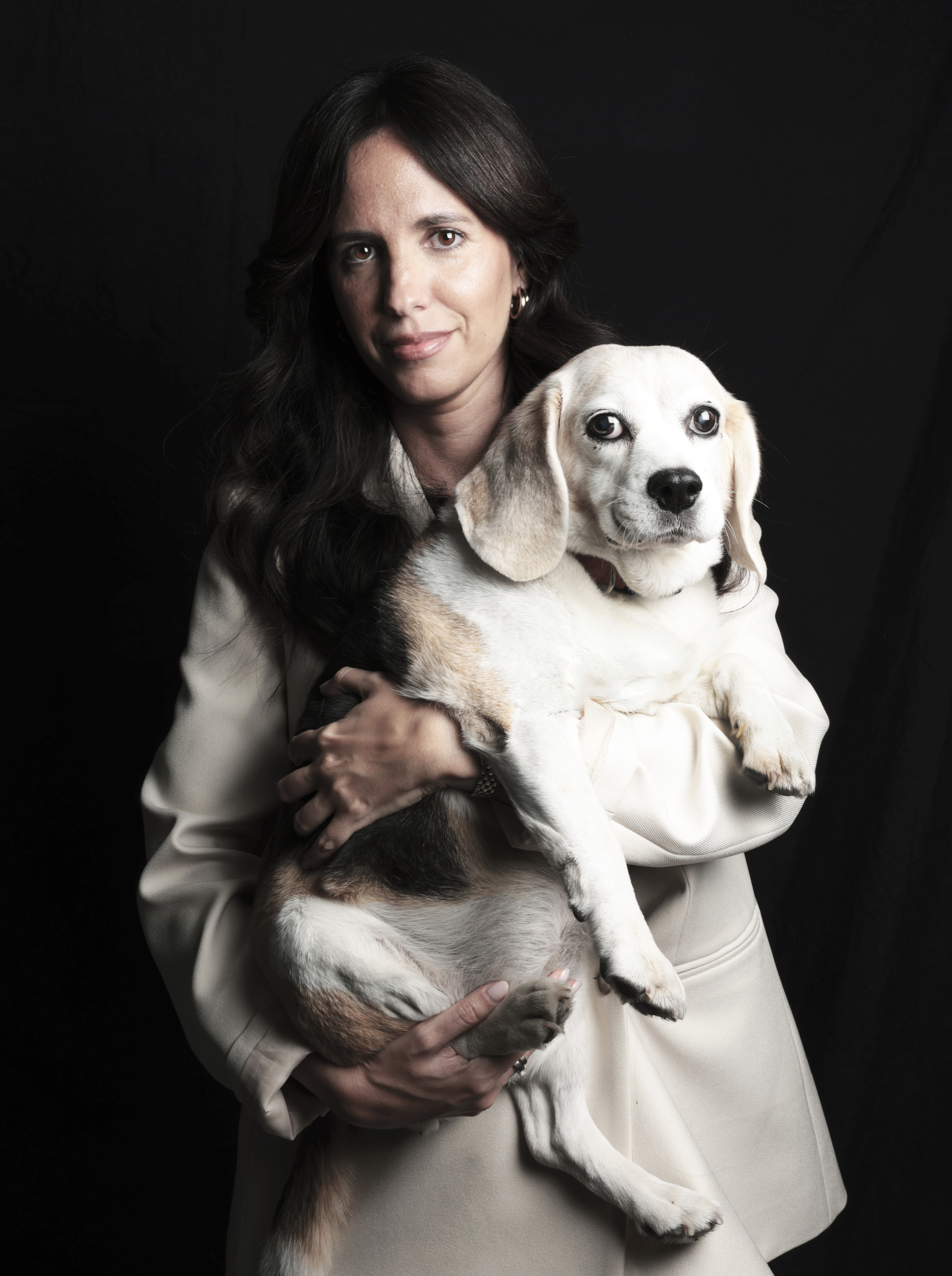La abogada Ana Cal Estrela, con Noa, una beagle de 13 años. Es la raza  canina más usada en laboratorio por su docilidad y exceso de confianza.