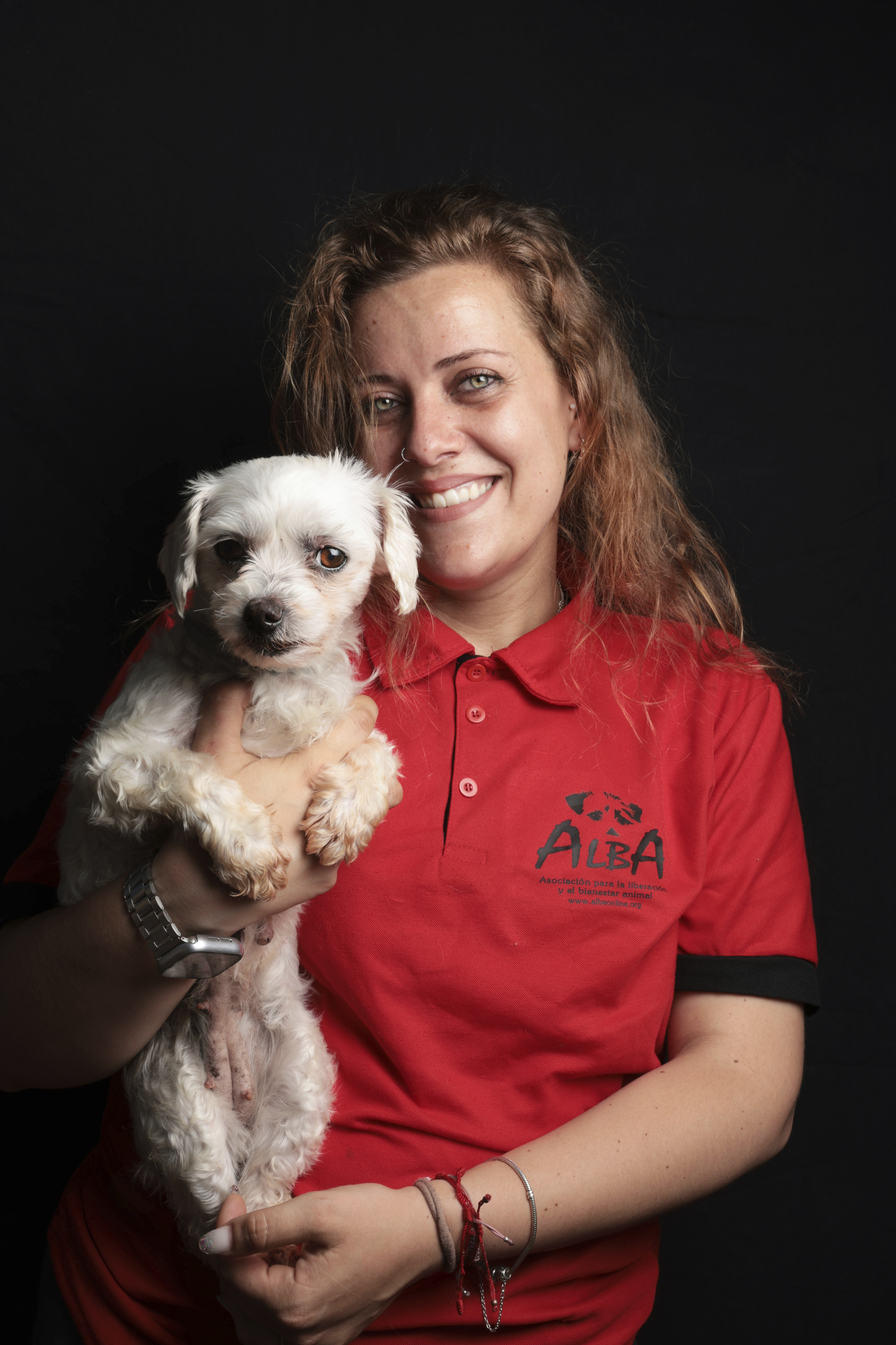Belén Fernández de la Asociación Alba, con una bichón maltés de un criadero.