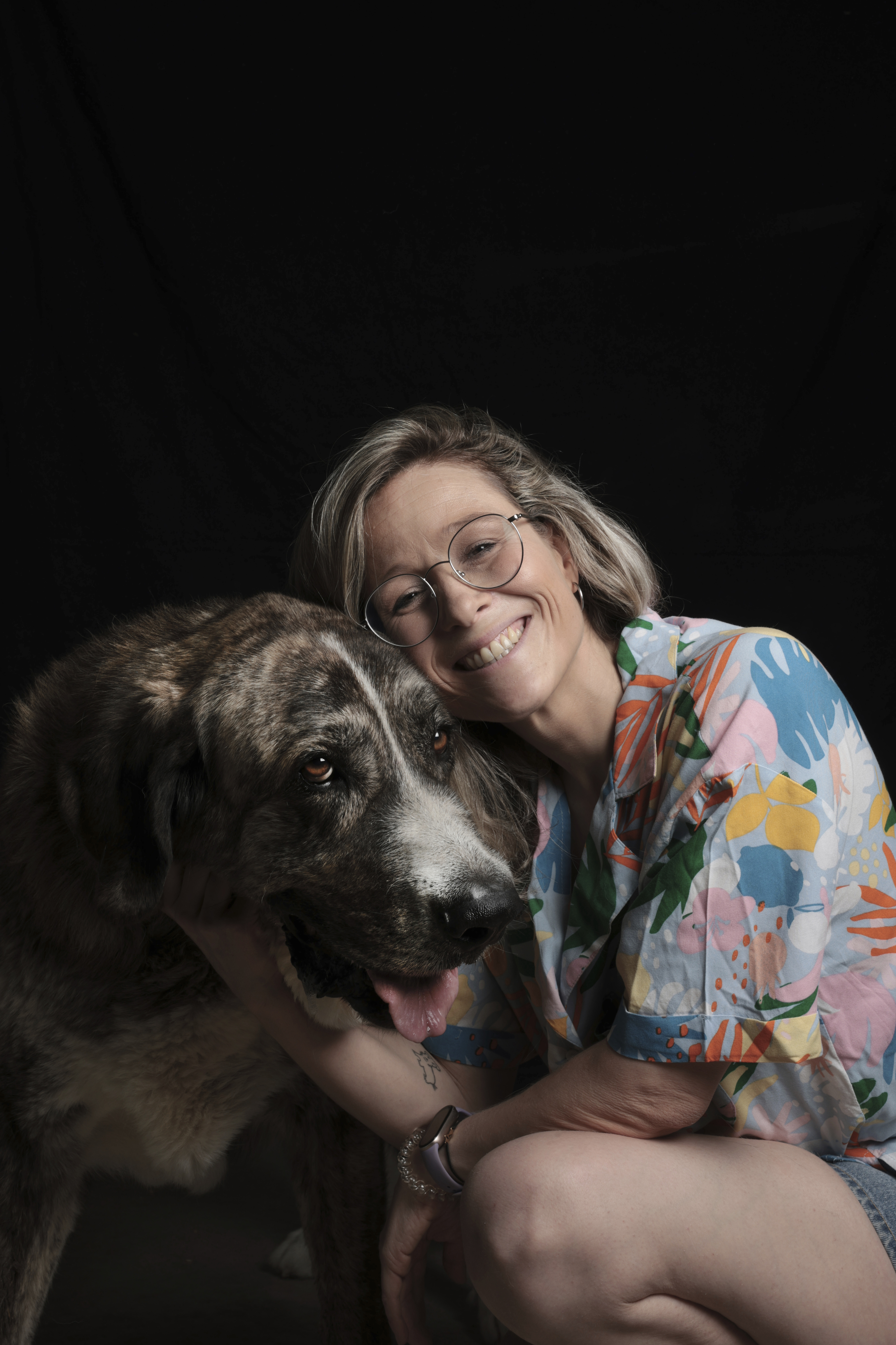 Cristina Marcos, directora de Comunicación de la protectora Salvando Peludos, con Desdén, un mástín de 5 años que encontraron abandonado. Lleva dos esperando ser adoptado, sin suerte.