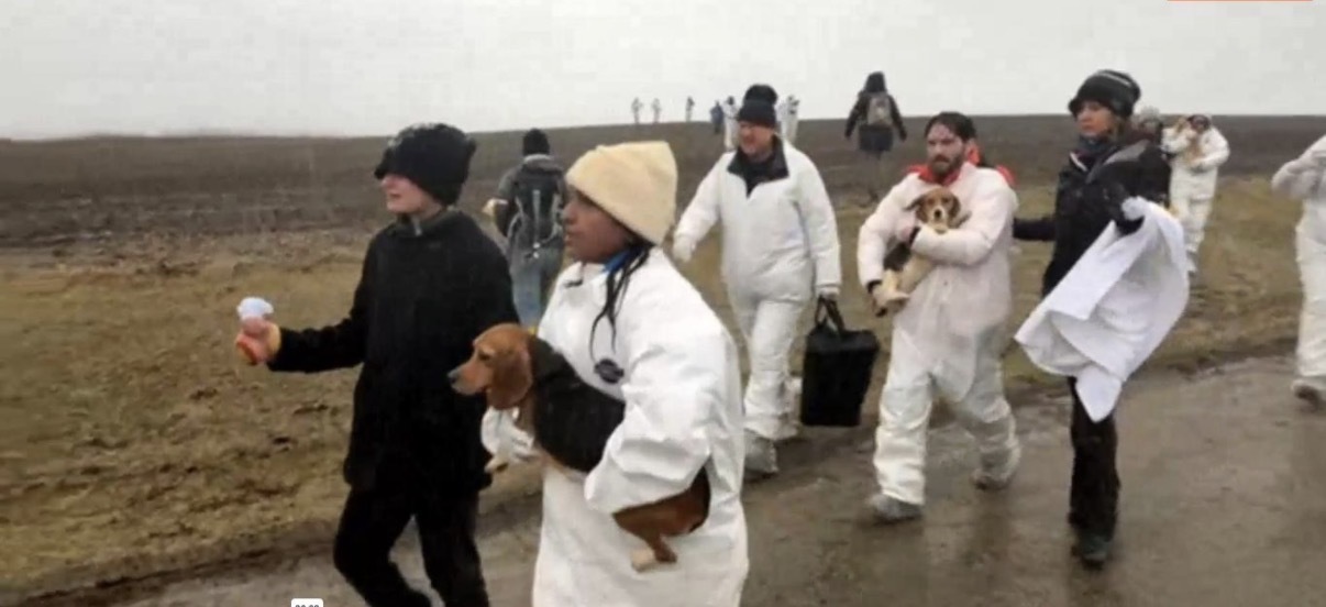 Madhu Anderson, con la beagle que rescató en Ridglan Farms, en una captura de vídeo proporcionada por la propia activista.