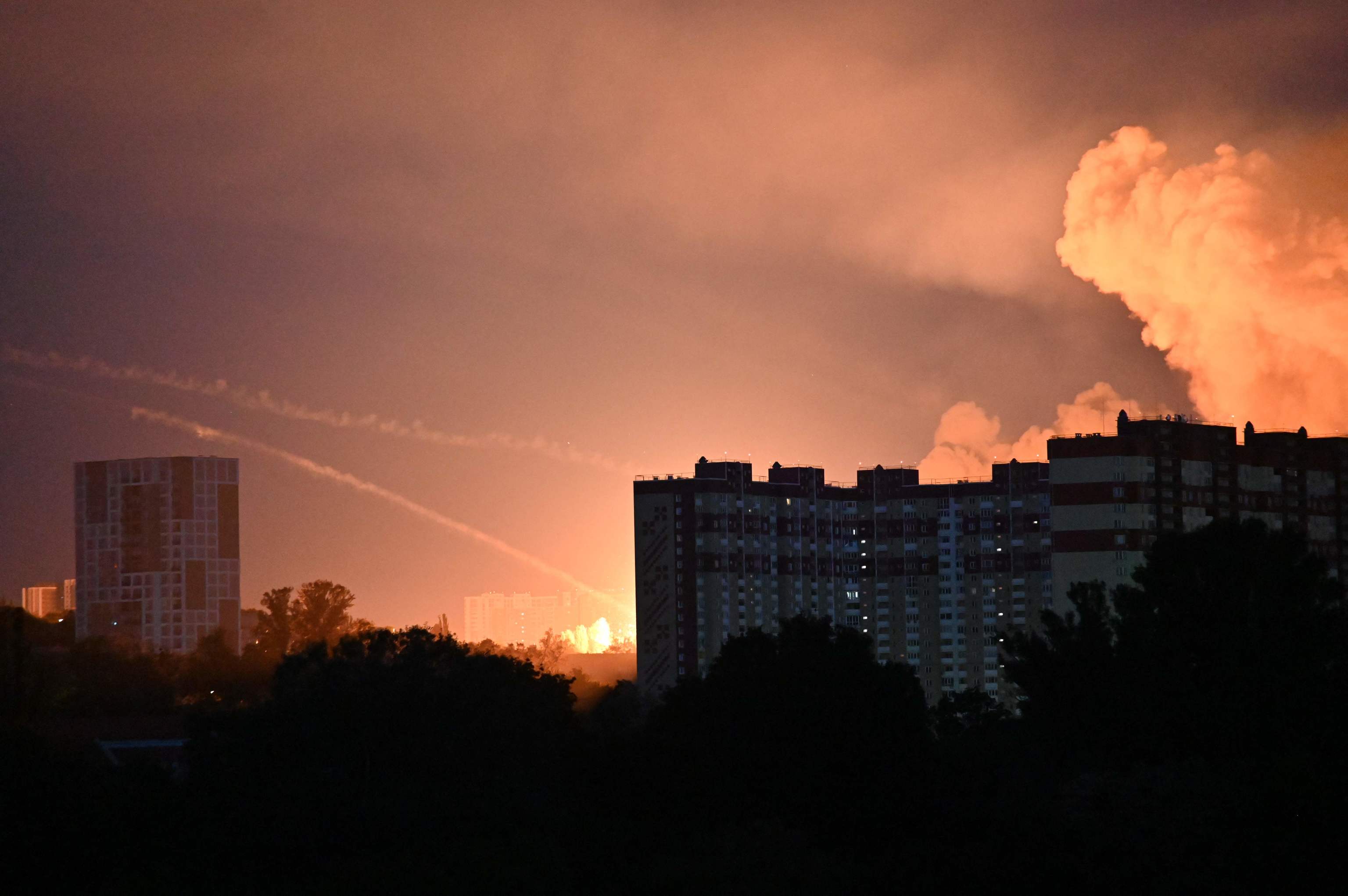 Un misil ruso impacta en el centro de Kiev.