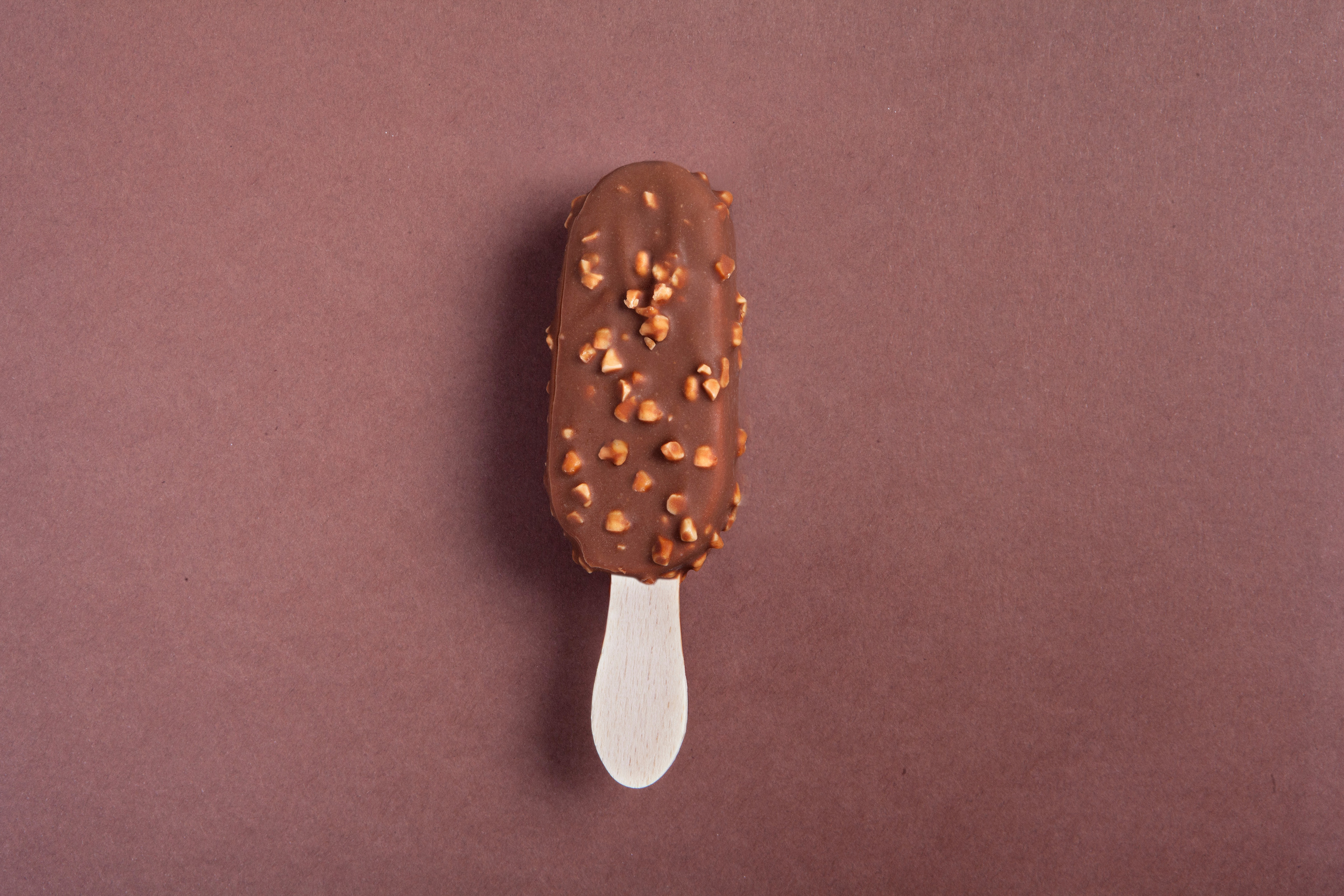 Helado tipo bombón almendrado.