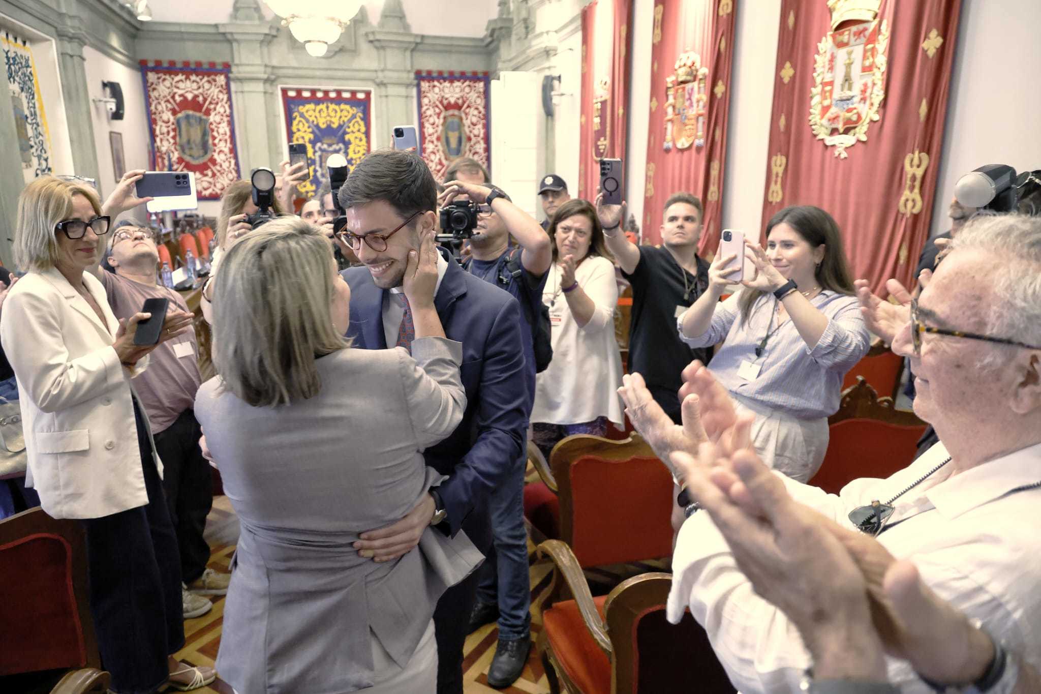La alcaldesa Noelia Arroyo abraza a su compañero Ignacio Jaúdenes en el Salón de Plenos tras la moción de censura, este martes.