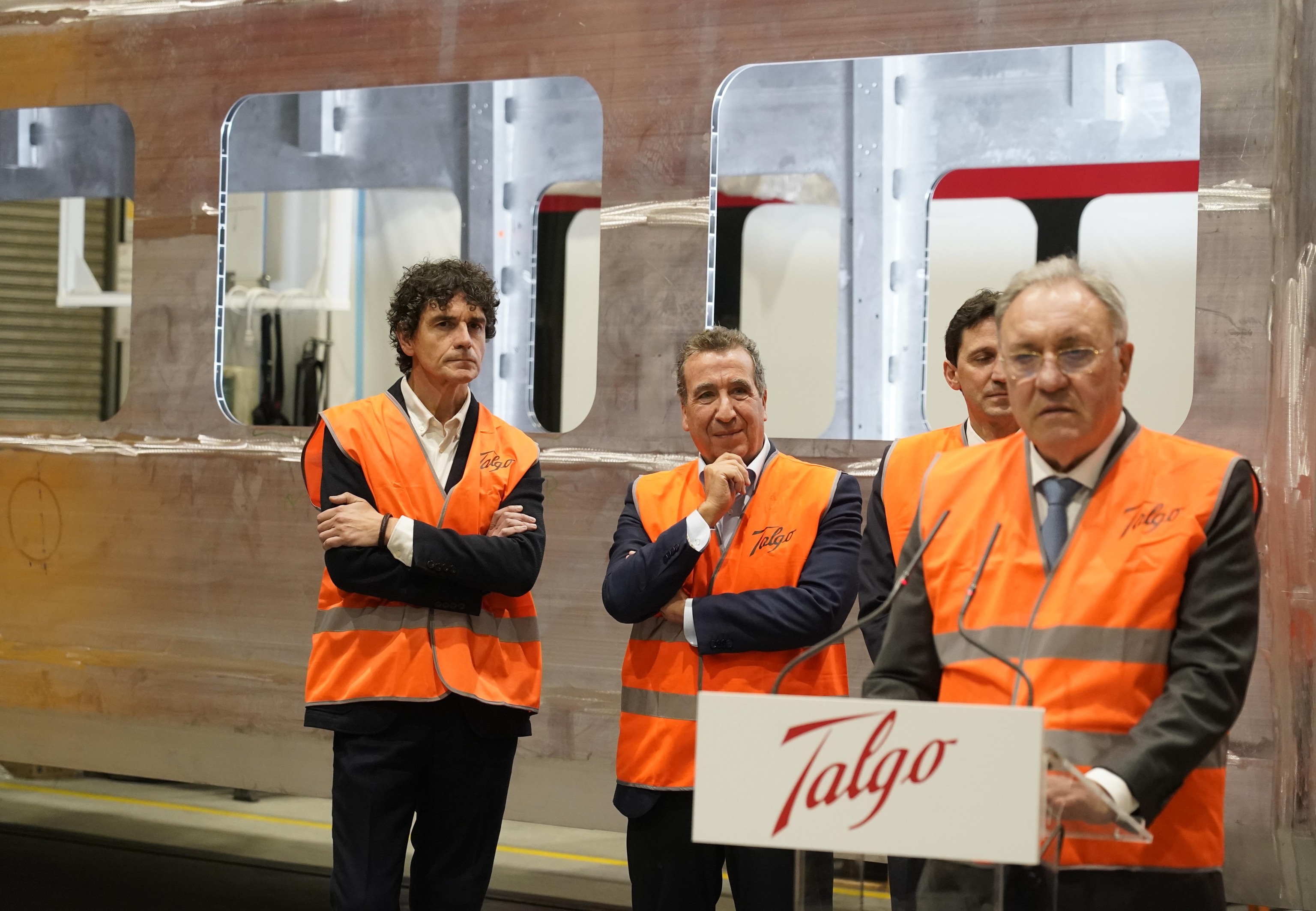 Rementeria (BBK) y Urresti (Vital) observan al presidente José Antonio Jainaga en la planta de Talgo en Berantevilla.
