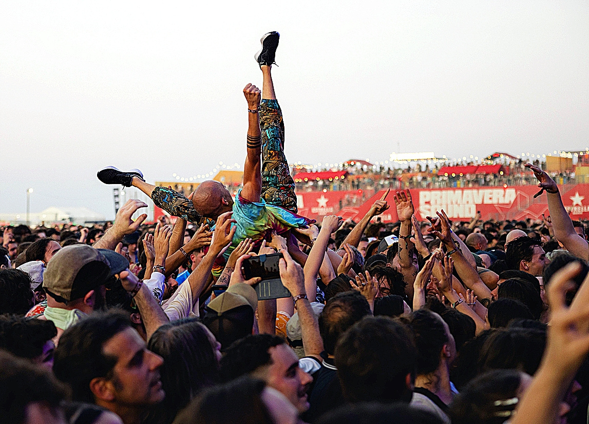 Asistentes al Primavera Sound, en la edición de 2025, practicando un 'crowd surfing'.