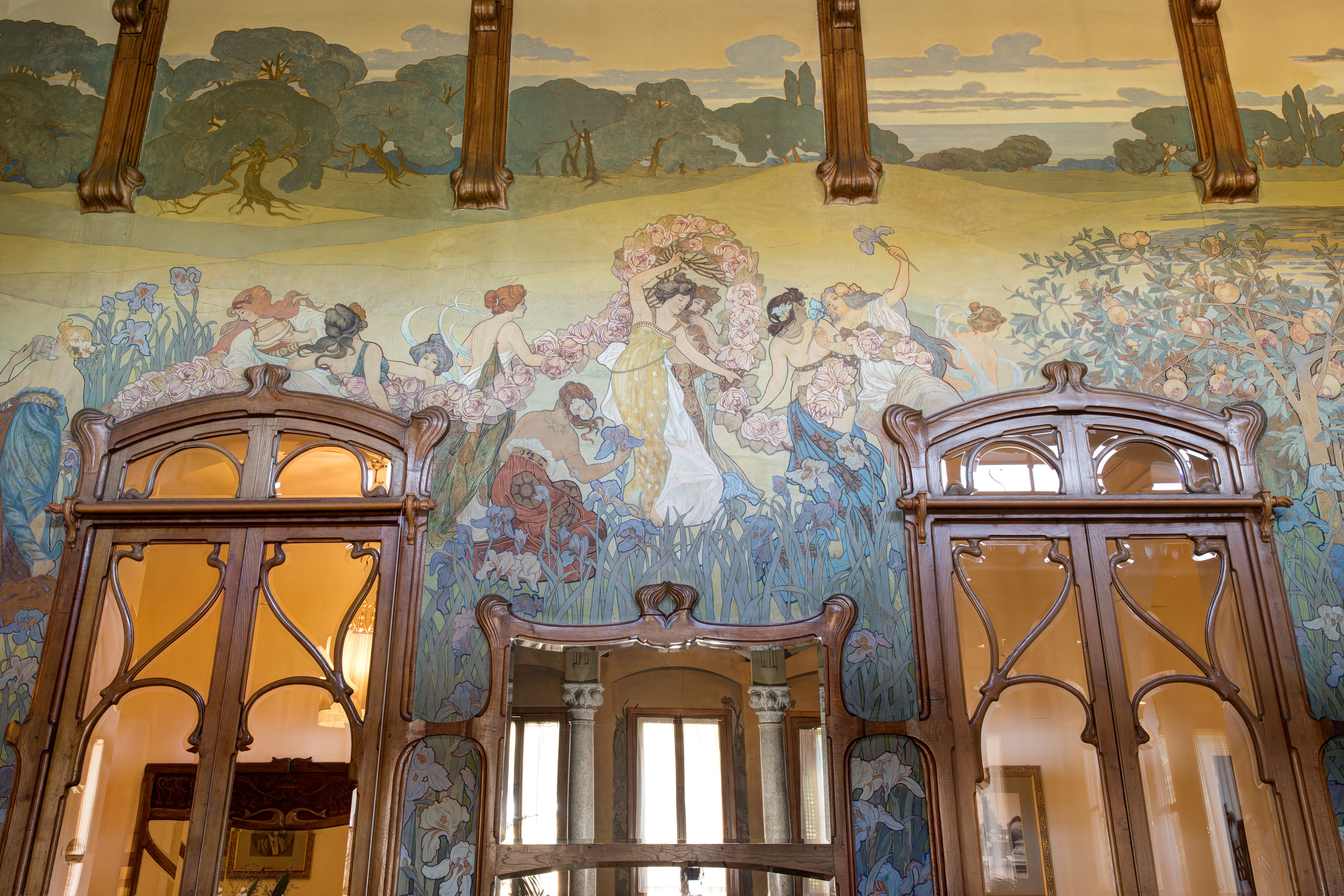 Arriba, el exterior de Villa Igiea, en Palermo, y uno de sus salones con frescos.