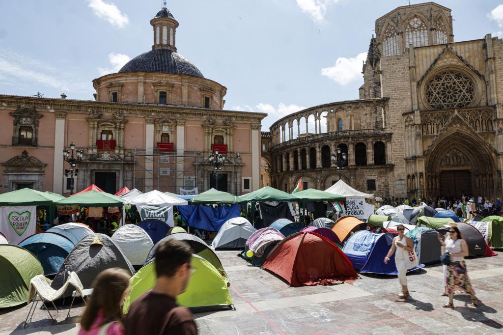Acampada de profesores en la plaza de la Virgen de Valencia.