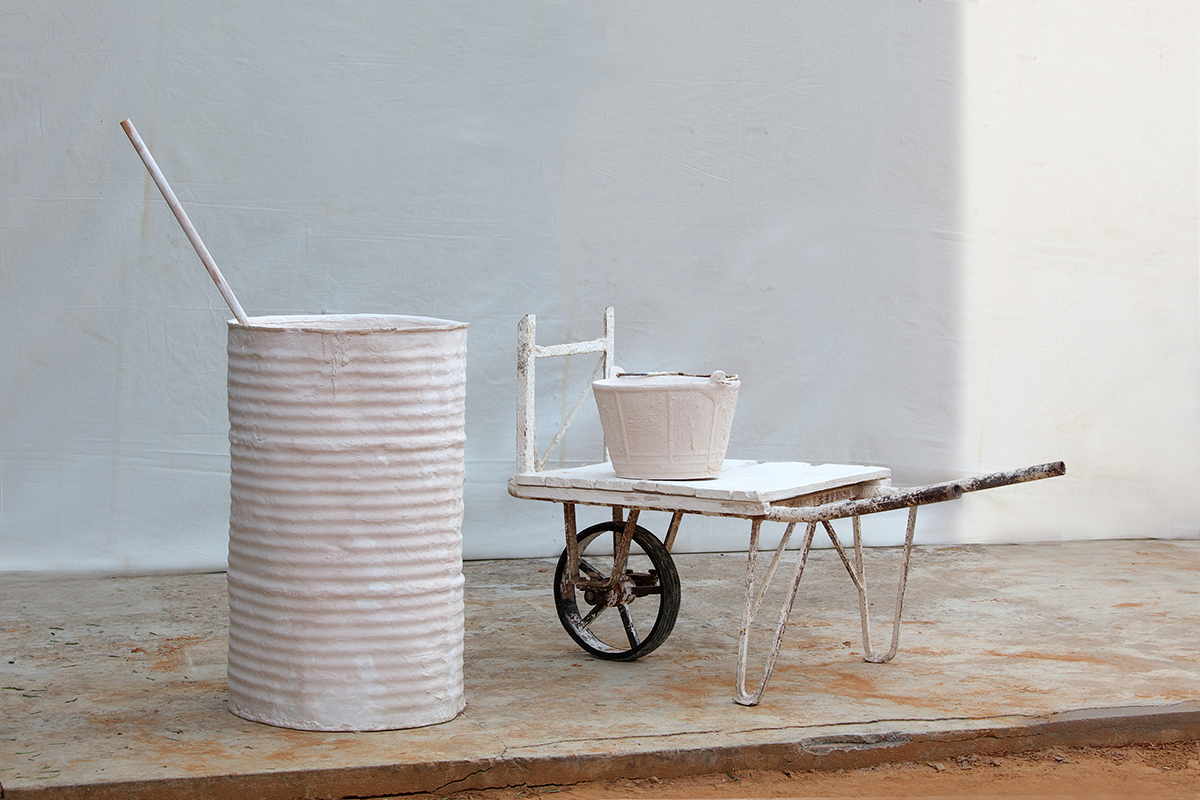 'Bidón y carretilla con cubo de sal0 (201-2013), una obra con objetos encontrados y escayola, cedida por una colección privada.