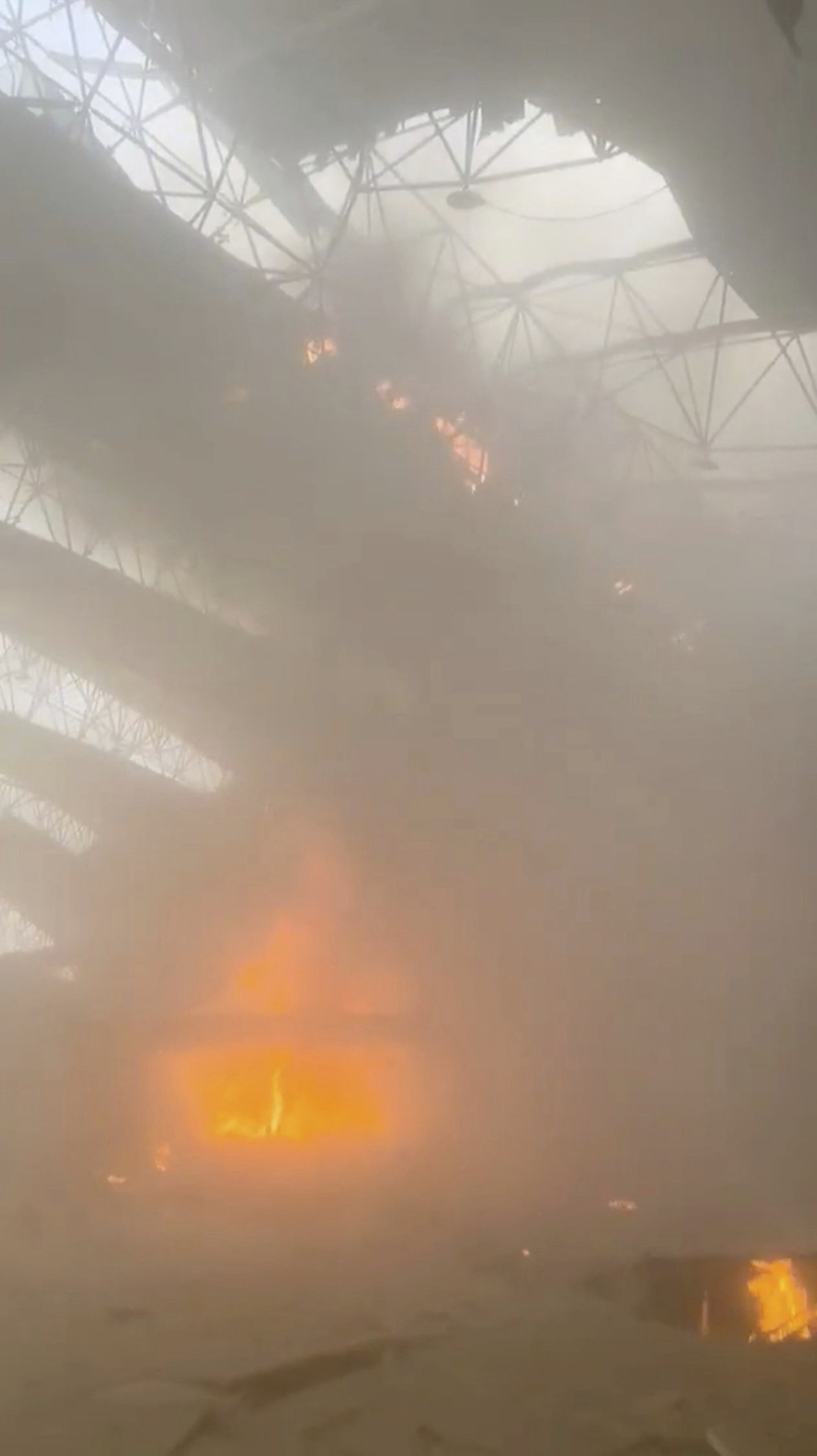 El interior del aeropuerto de Kuwait tras el ataque.