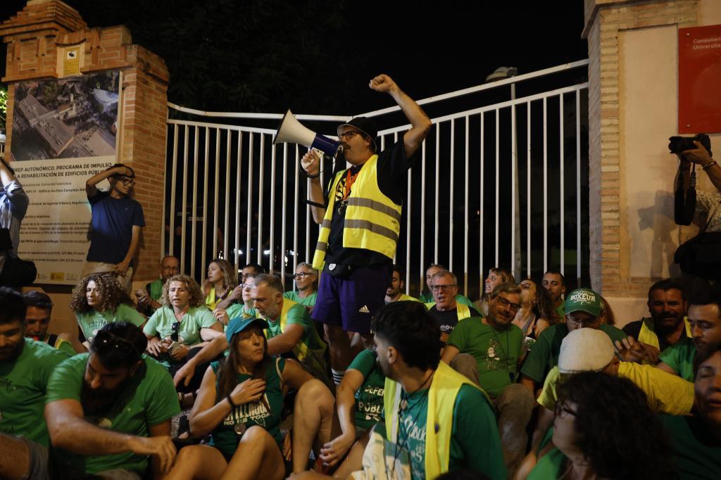 Protesta de profesores a las puertas de la Consejería de Educación.