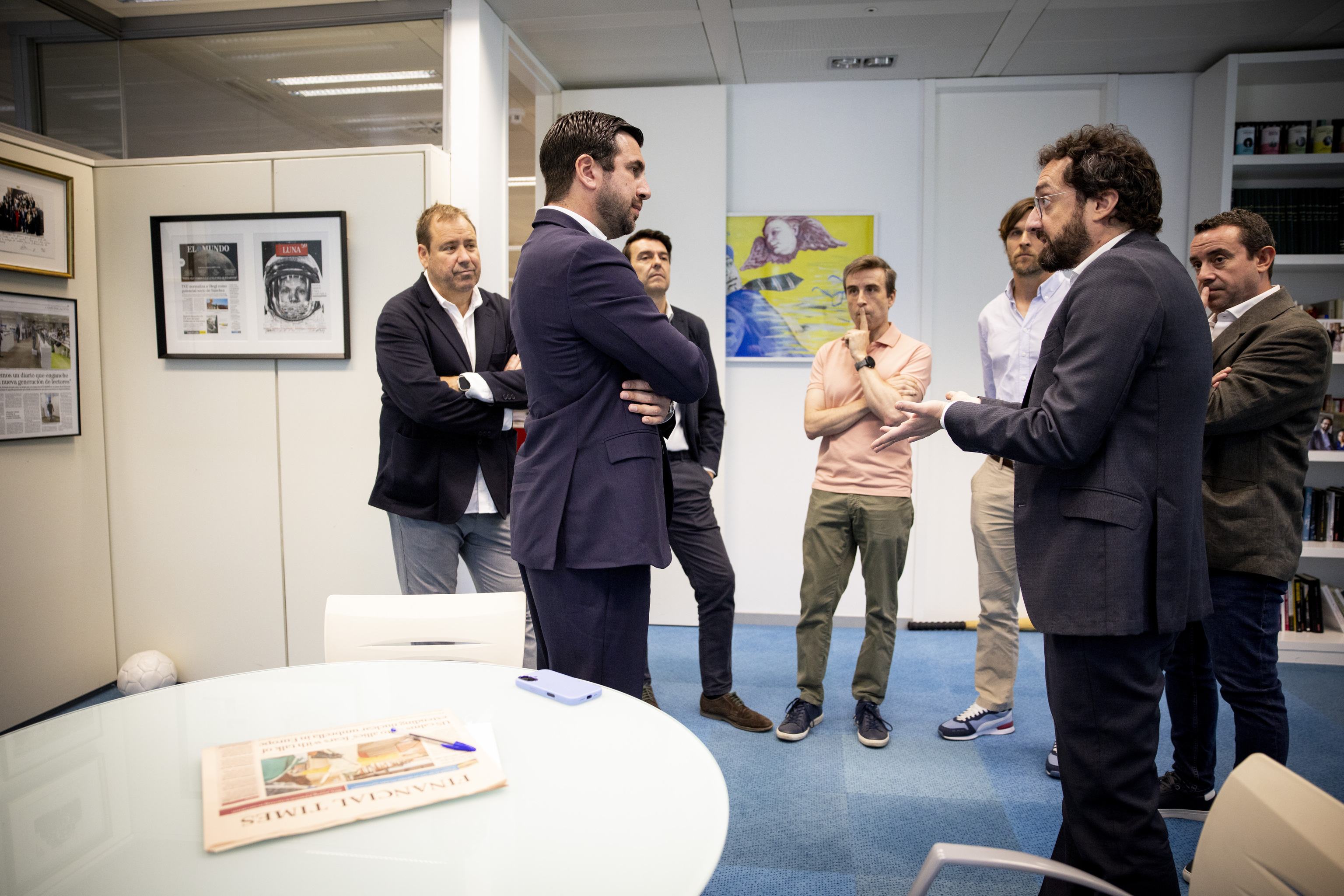 Riquelme charla con Joaquín Manso, director de EL MUNDO.