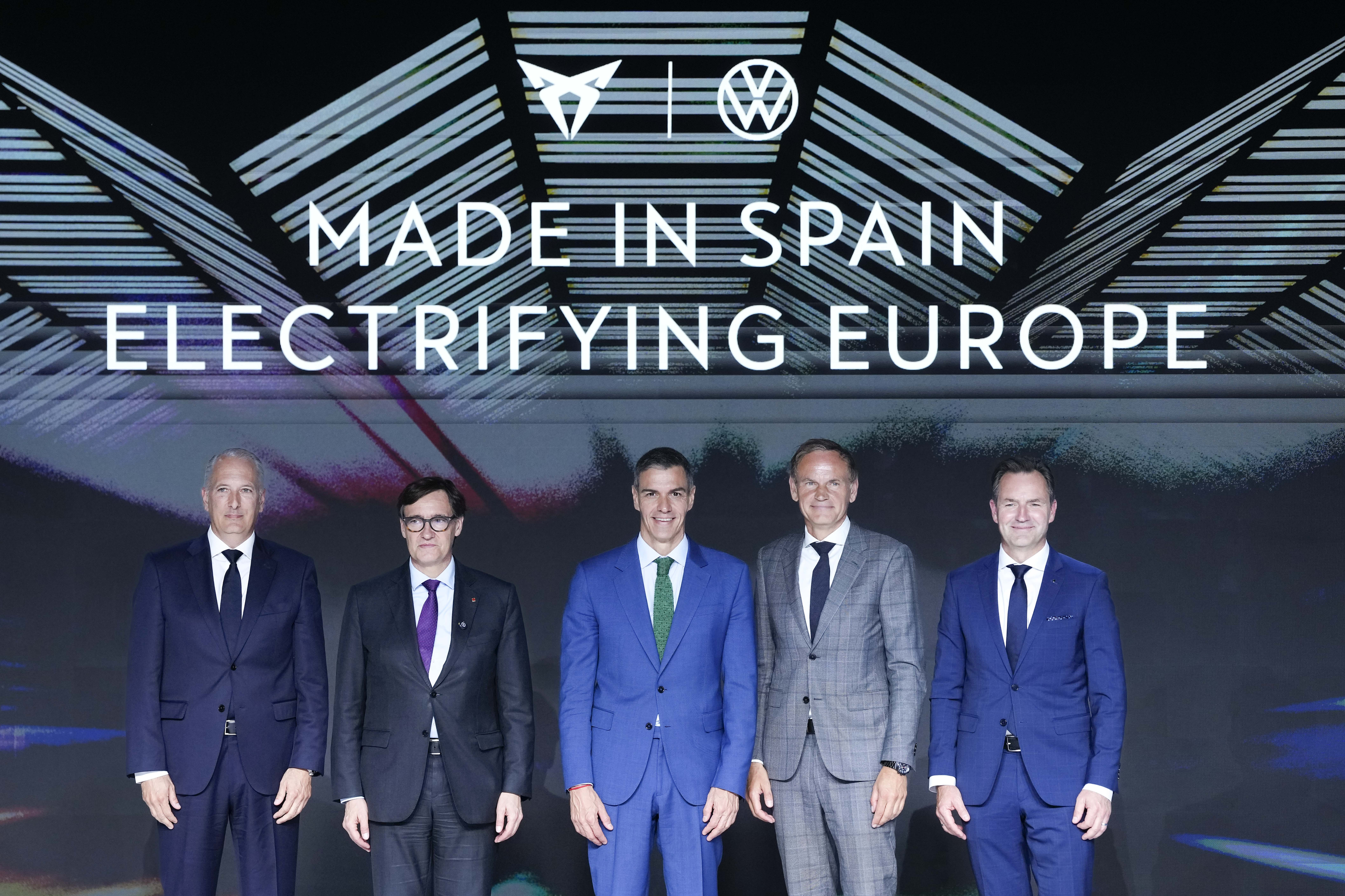 Desde la izquierda: Markus Haupt, CEo de Seat y Cupra; Salvador lla, presidente de la Generalitat; Pedro S�nchez, presidente del Gobierno de Espa�a; Oliver Blume, CEo mundial del Grupo Volkswagen y Thomas Sch�fer, CEO de la marca VW y del grupo de marcas Brand Core, durante el inicio de la producci�n de los dos nuevos modelos.