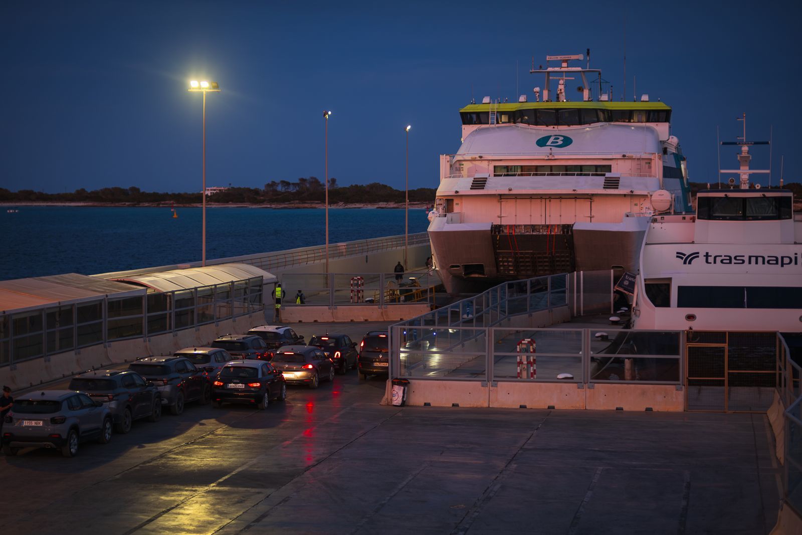 Un 'ferry' embarcando coches en Formentera.